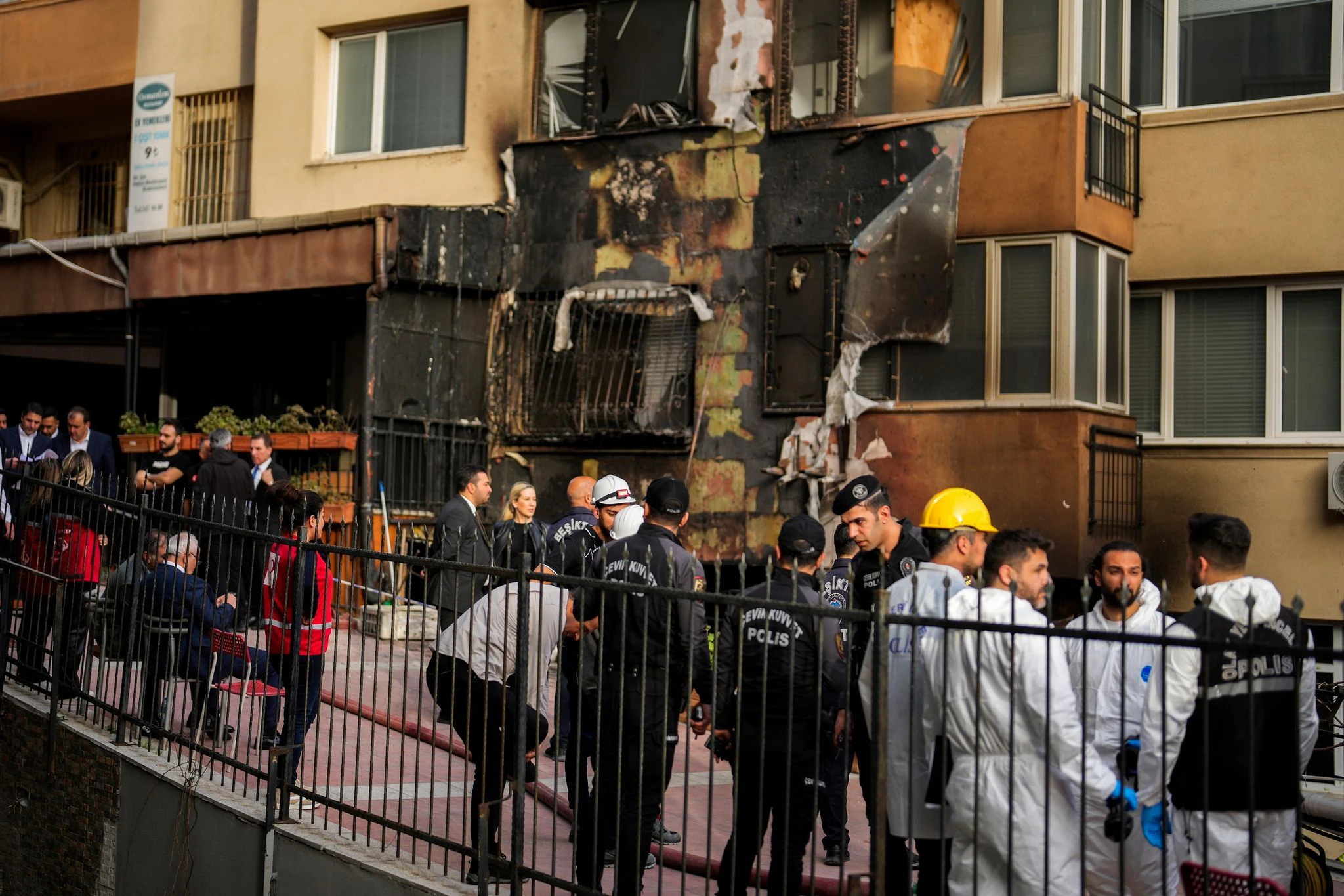 Die verkohlte Hauswand des Nachtclubs in Istanbul.  
