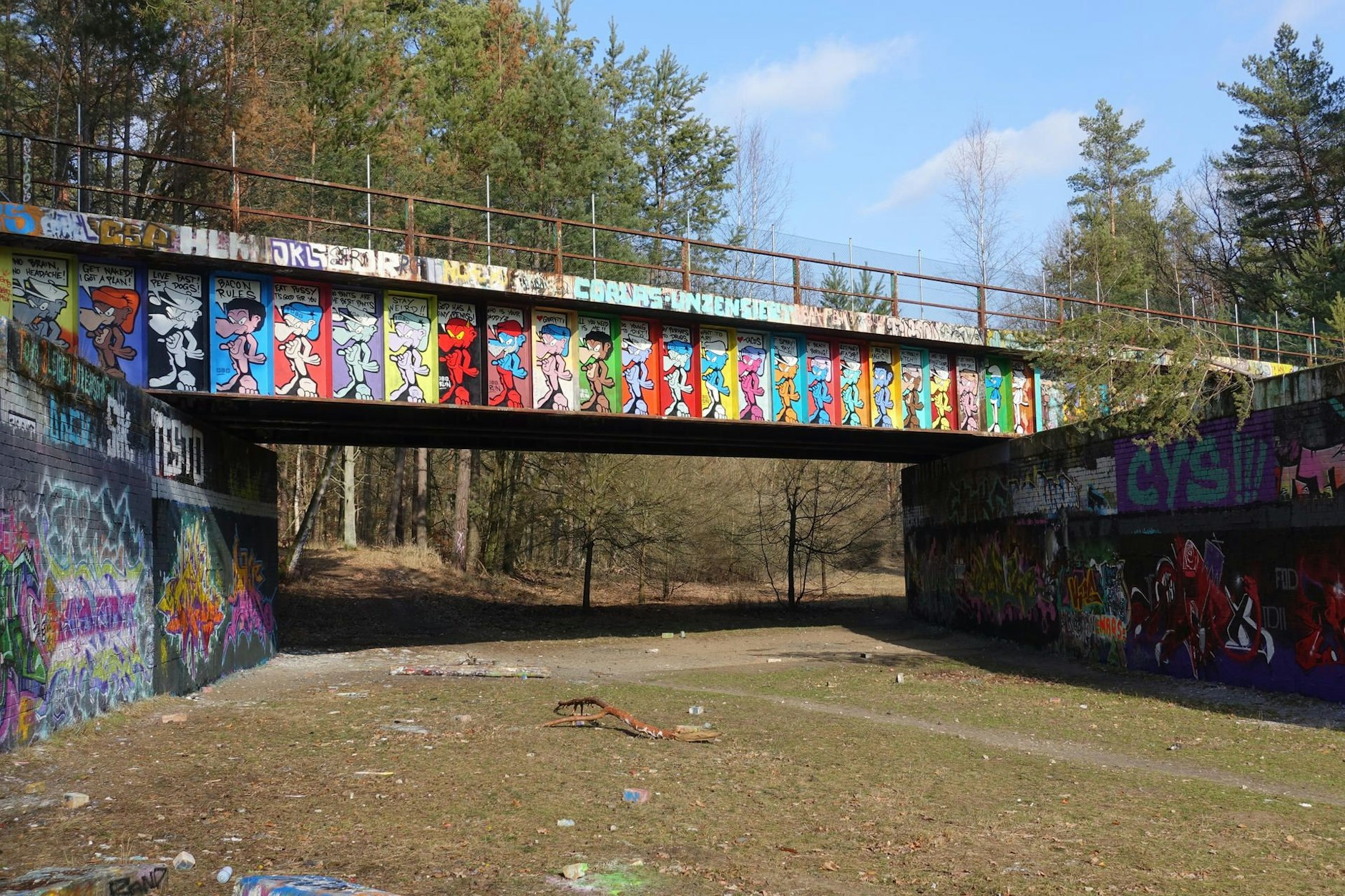 Das Waldstück hinter Dreilinden war einst ein Verkehrsknotenpunkt. Auf kurzer Distanz kreuzten sich hier Reichsautobahn 51, Stammbahn (S-Bahn und erste preußische Eisenbahnlinie), Friedhofsbahn und Teltowkanal. Die Stammbahnbrücke über der ehemaligen Reichsautobahn 51 ist heute ein Paradies für Graffitikünstler.