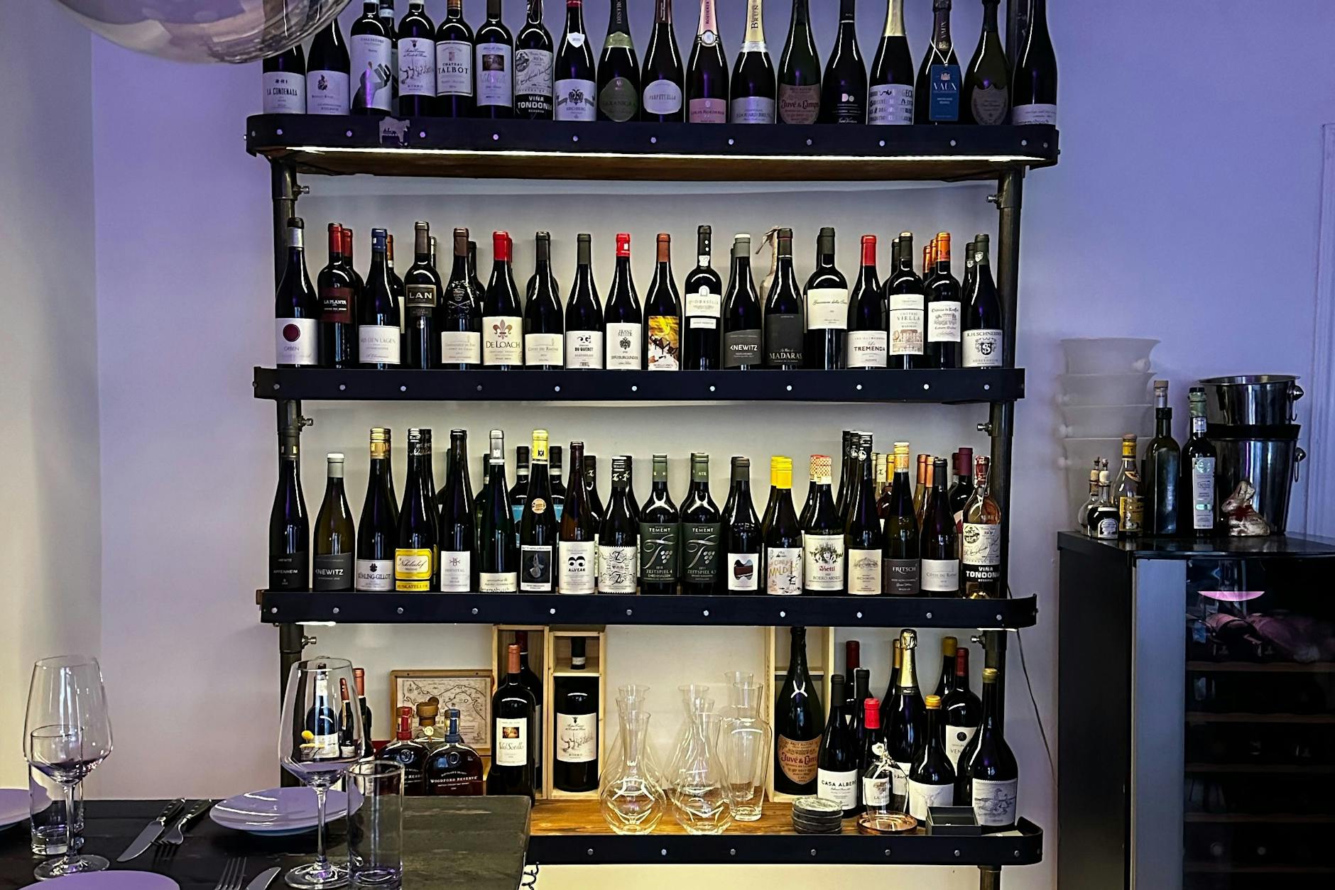 Knarrende Dielen, Schwarz-weiß-Malereien: So sieht es im Fame in Berlin-Neukölln aus.