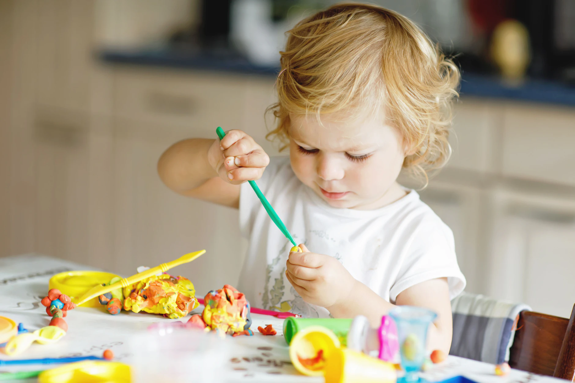 Knetmasse ist ein beliebtes Spielzeug für kreative Kinderhände.