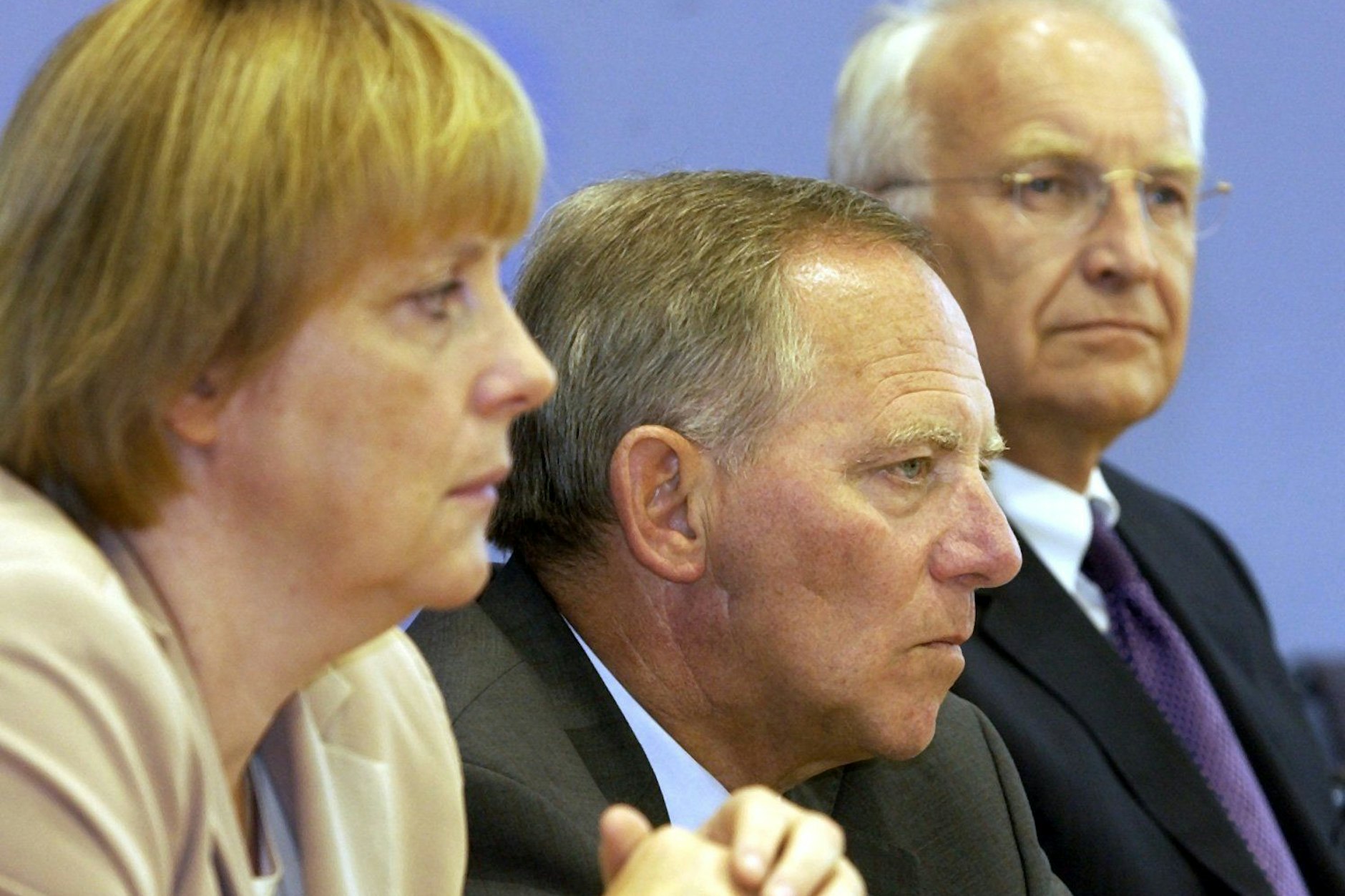 Wolfgang Schäuble sitzt bei einer Pressekonferenz im Juni 2002 zwischen dem damaligen bayerischen Ministerpräsidenten, Edmund Stoiber (CSU), und der damaligen CDU-Vorsitzenden Angela Merkel.