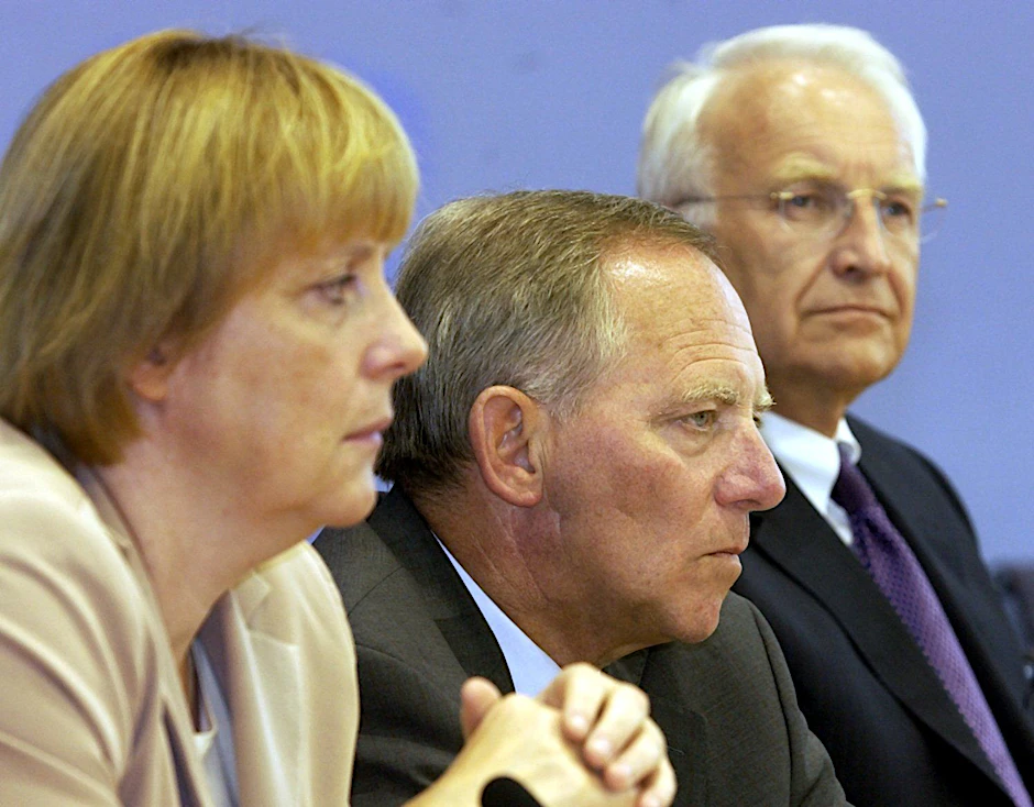 Wolfgang Schäuble sitzt bei einer Pressekonferenz im Juni 2002 zwischen dem damaligen bayerischen Ministerpräsidenten, Edmund Stoiber (CSU), und der damaligen CDU-Vorsitzenden Angela Merkel.