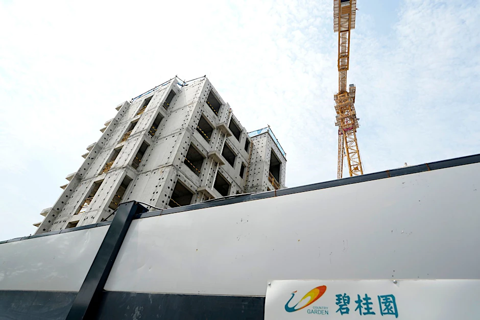 ARCHIV - Die Aktienpapiere des chinesischen Bauträgers Country Garden werden vorläufig nicht mehr an der Börse in Hongkong gehandelt.  
