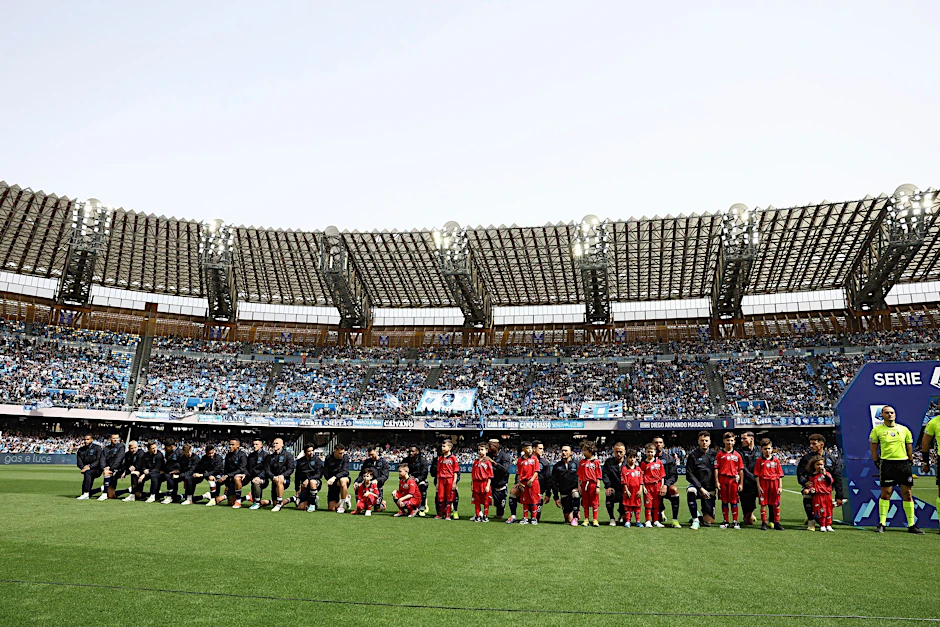 Neapels Spieler knien vor der Partie gegen Atalanta auf dem Rasen.  dpa