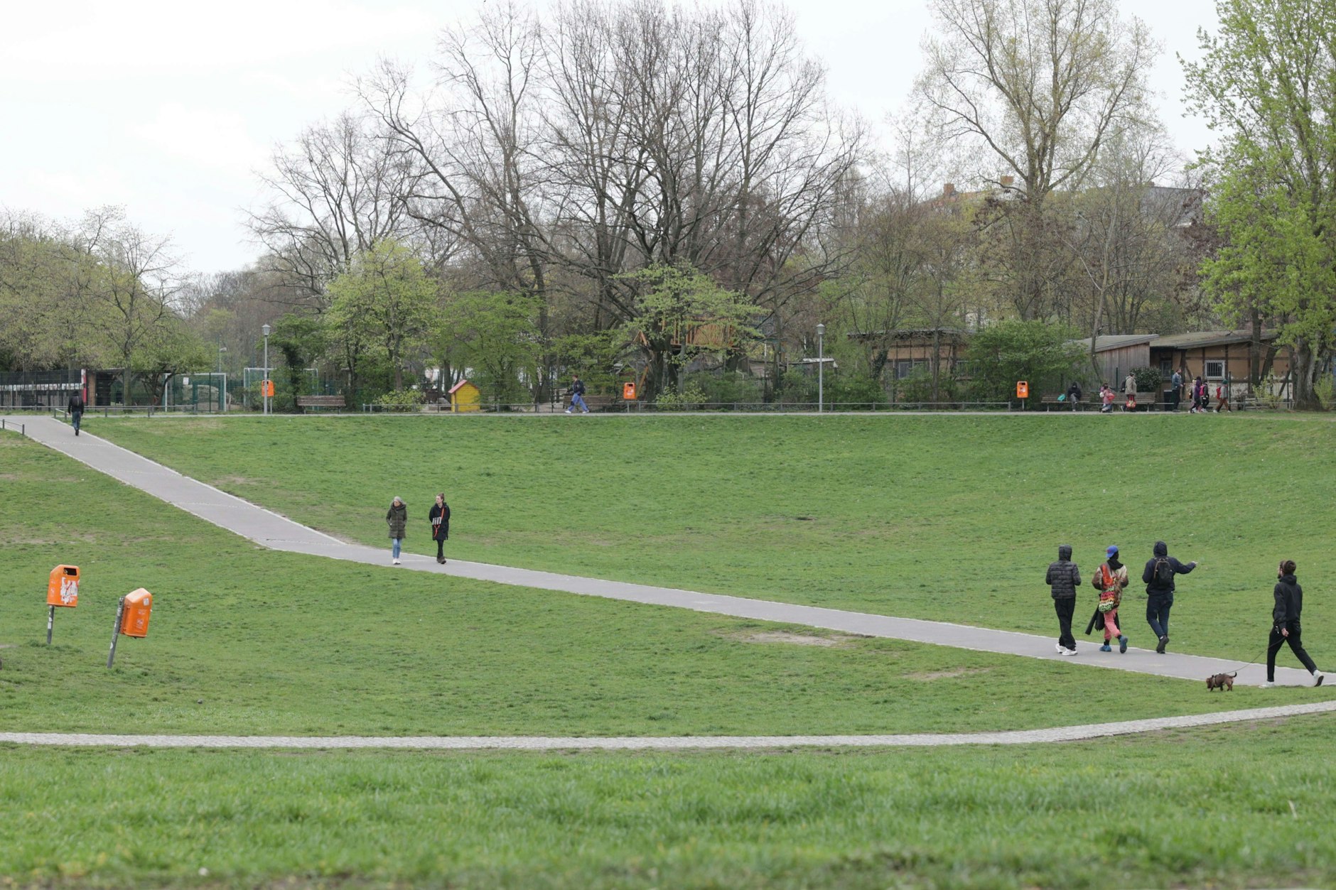 Gelegentlich besuchen Spaziergänger den Görlitzer Park.