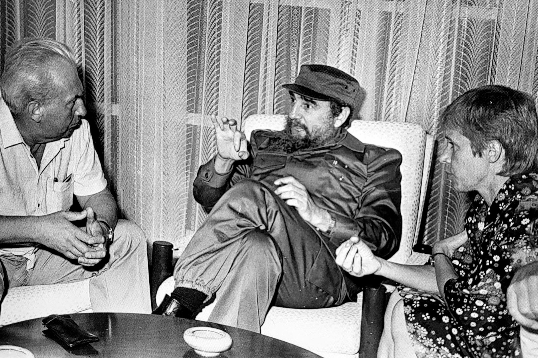 Ein noch nie veröffentlichtes Bild aus dem September 1984: Fidel Castro plaudert privat mit Konrad „Konni“ Naumann (l.). Fidel redet und redet. Irmingart Lemke (r.) dolmetscht und folgt dem Comandante bis in die Fingerbewegung.