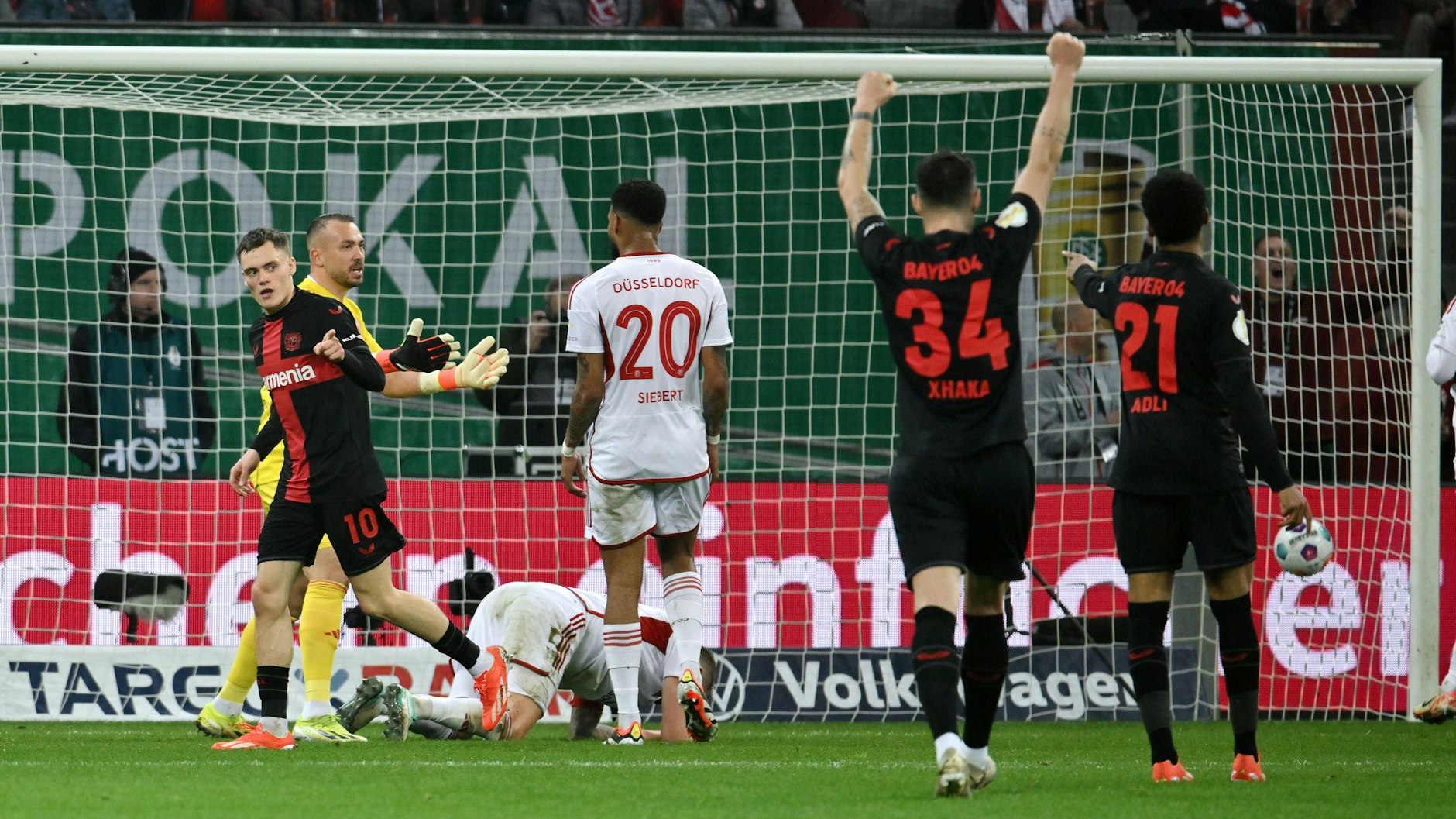 Leverkusens Florian Wirtz (l)&nbsp; hat soeben das Tor zum 3:0 erzielt.&nbsp;