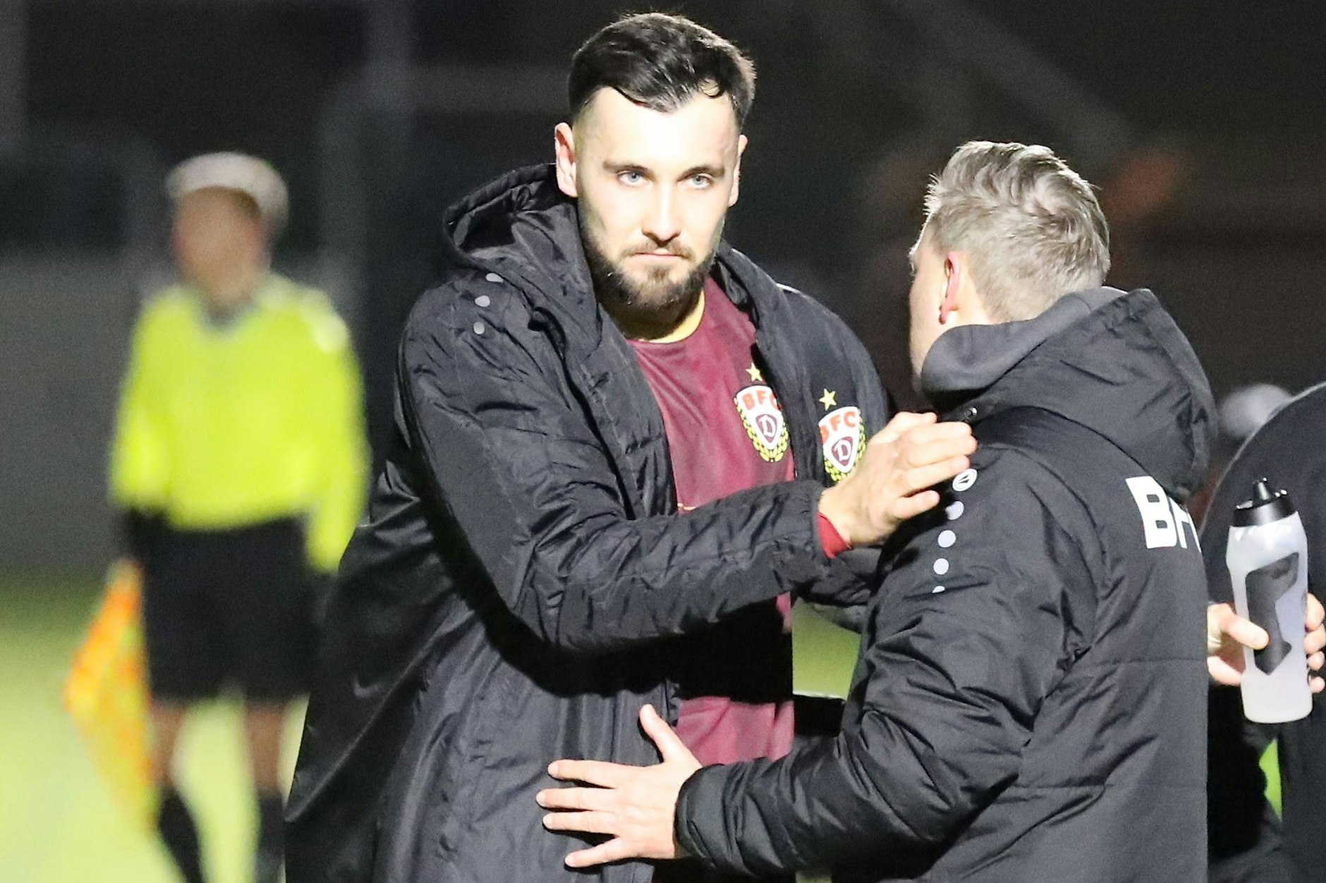 Was wie eine Auswechslung aussieht, ist fast so. Trainer Dirk Kunert (r.) muss nach der Knieverletzung einige Zeit auf Rufat Dadashov verzichten.
