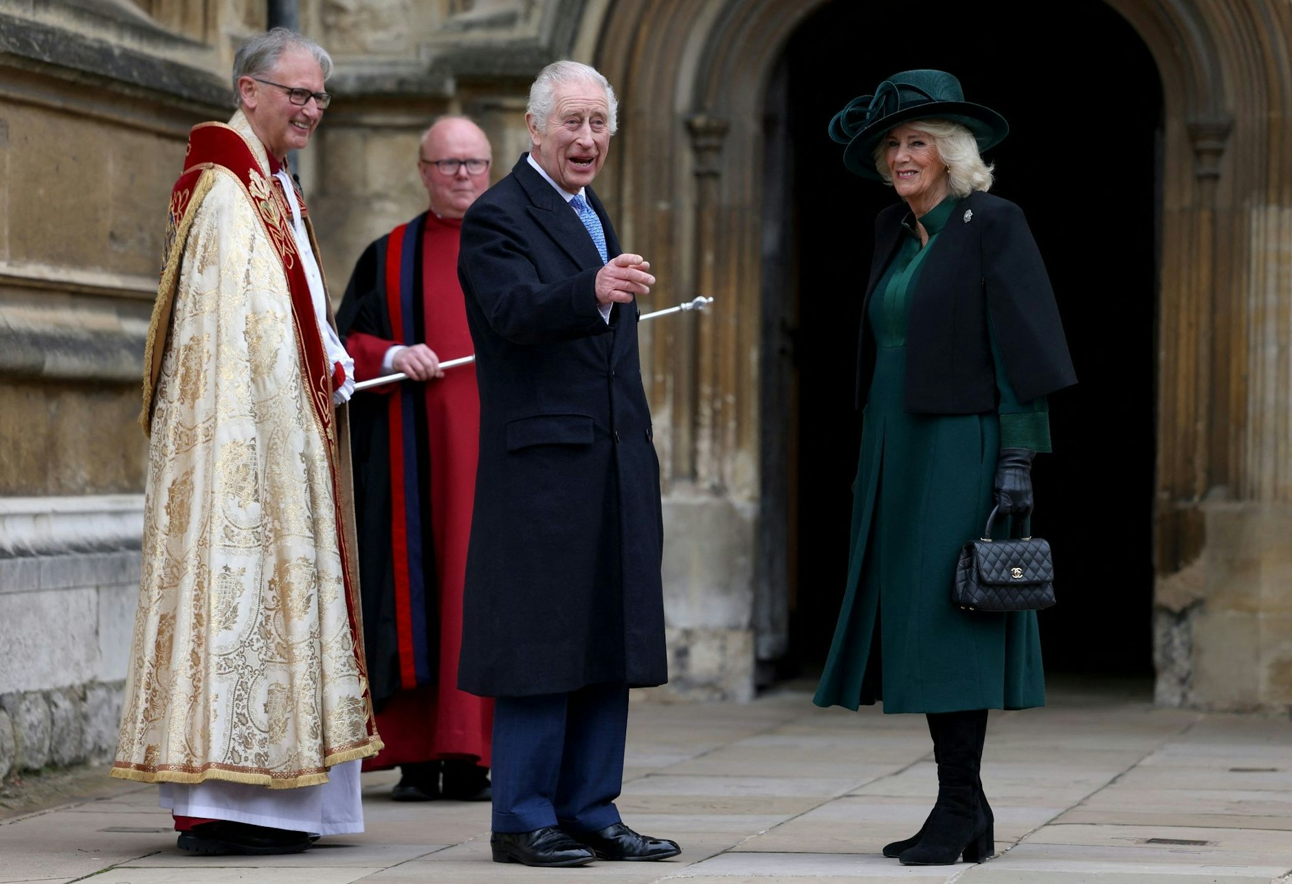 Der britische König Charles III. nahm mit seiner Frau Camilla am Ostergottesdienst in der St.-George's-Kapelle auf Schloss Windsor teil.  e/dpa