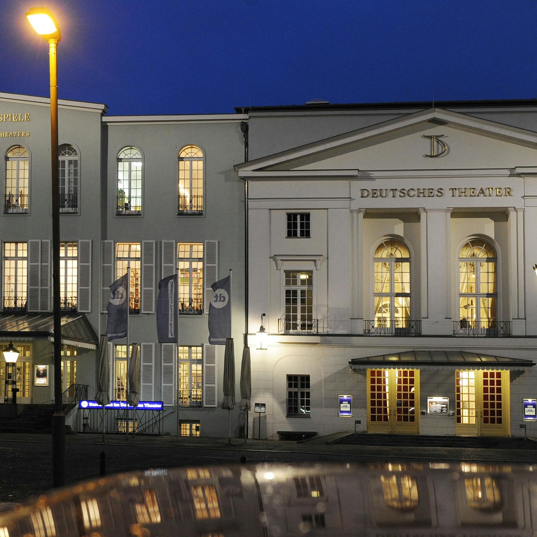 Image - Jens Balzer und Tobi Müller tragen den geliebten Popsalon im Deutschen Theater Berlin zu Grabe