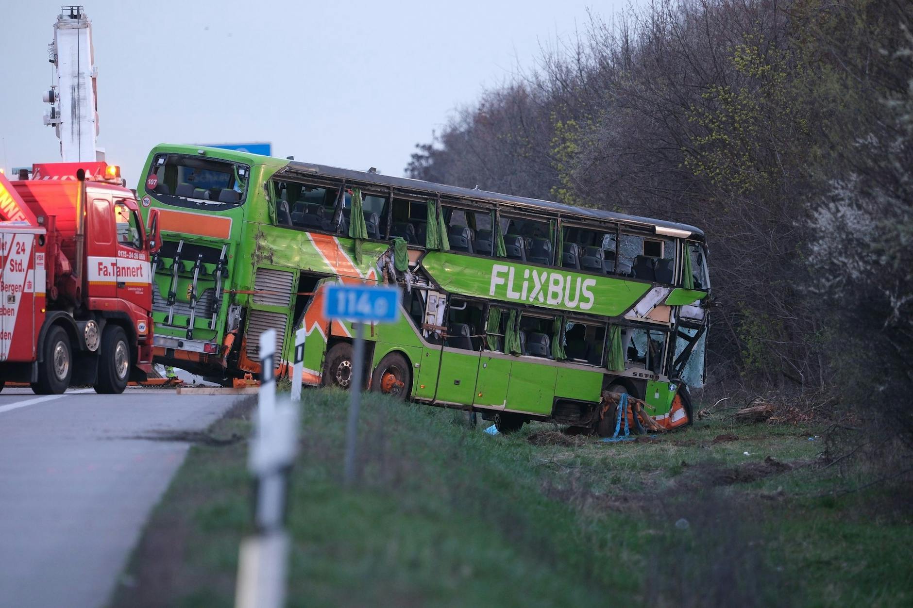 ARCHIV - Auf der A9 bei Leipzig ist ein Reisebus verunglückt.
