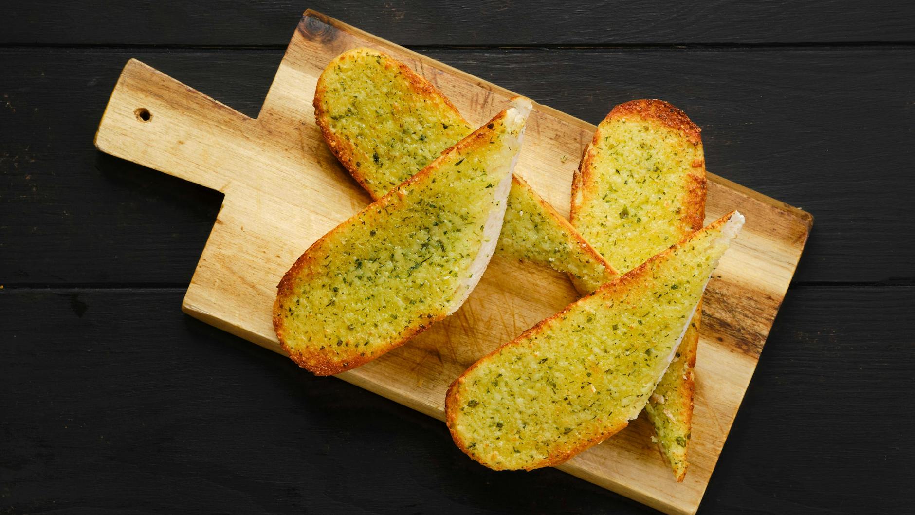 Knusprig geröstetes Knoblauchbrot ist einfach lecker - der Parmesan, der zu diesem Rezept gehört, verleiht der Grill-Beilage den Extra-Kick.