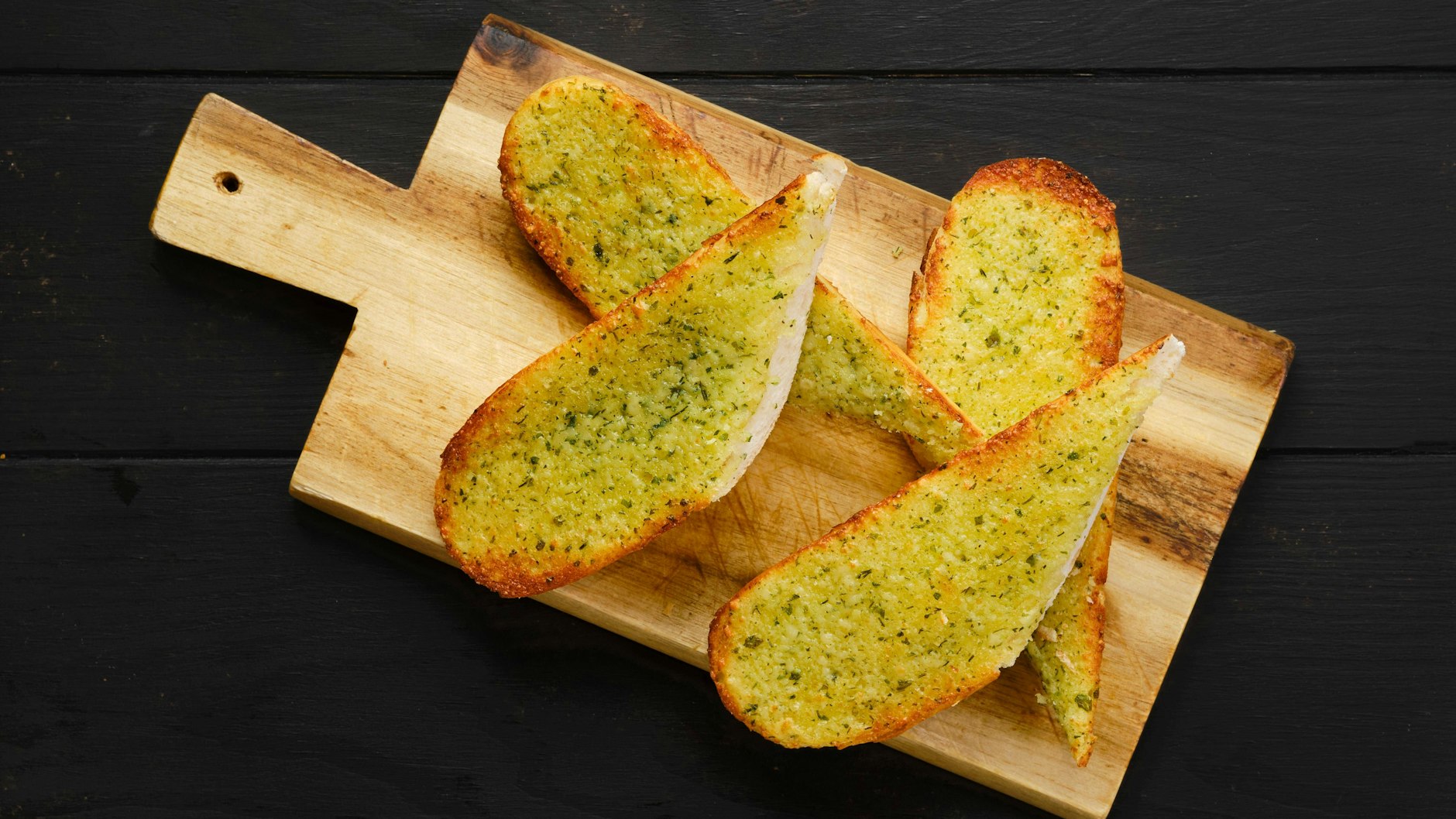 Knusprig geröstetes Knoblauchbrot ist einfach lecker - der Parmesan, der zu diesem Rezept gehört, verleiht der Grill-Beilage den Extra-Kick.
