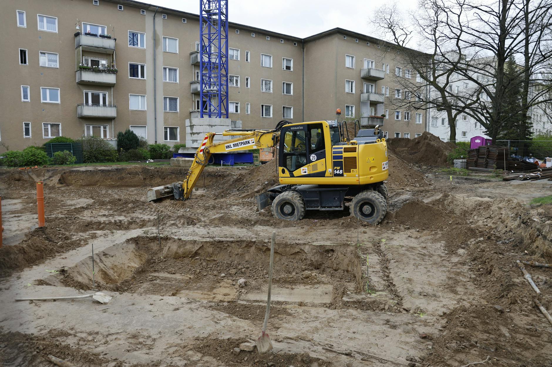 Unter dieser Baggerschaufel soll die Weltkriegsbombe lieben, in der Mecklenburgische Straße.