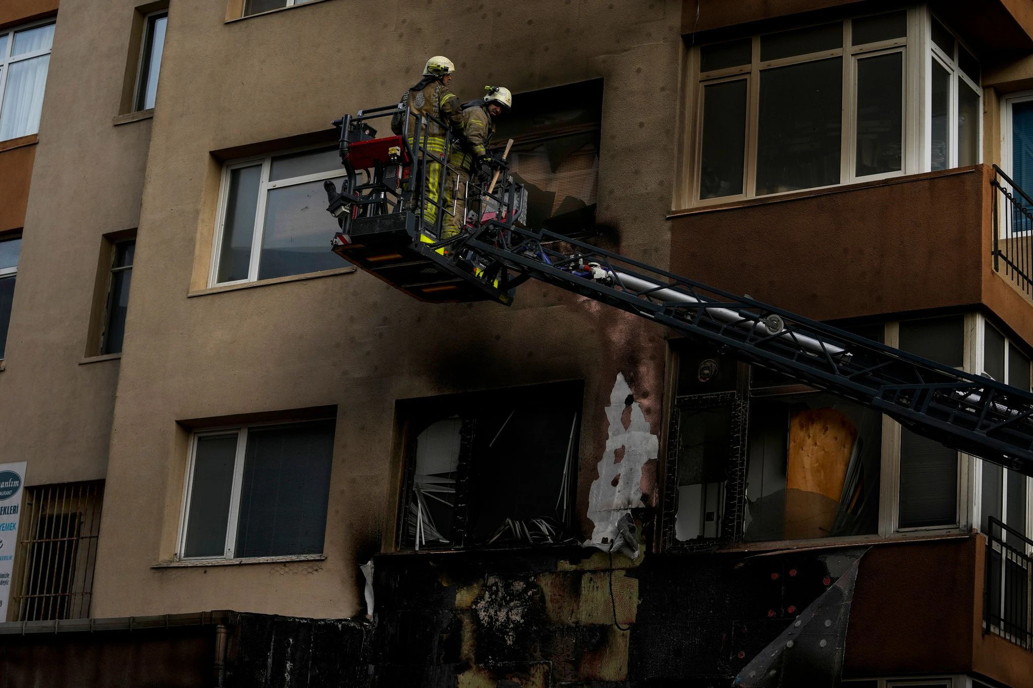 Feuerwehrleute an der Unglücksstelle.  