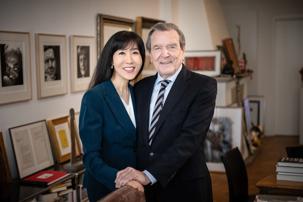 Gerhard Schröder umurumda değil ama karısı Soyeon'u seviyorum!