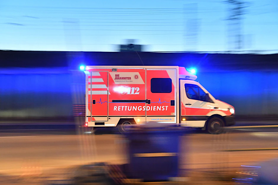ARCHIV - Ein Rettungswagen ist mit Blaulicht im Einsatz.  