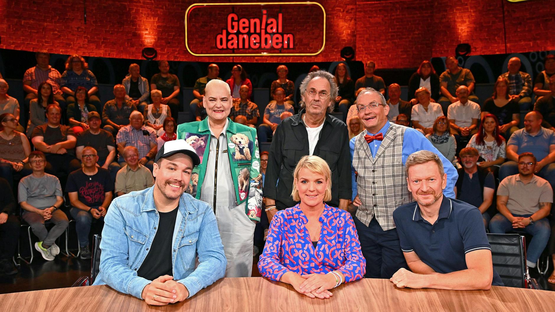 Diese Stars raten bei Genial daneben auch, was eine Klappstachelreihe ist - und Hugo Egon Balder moderiert die Show.