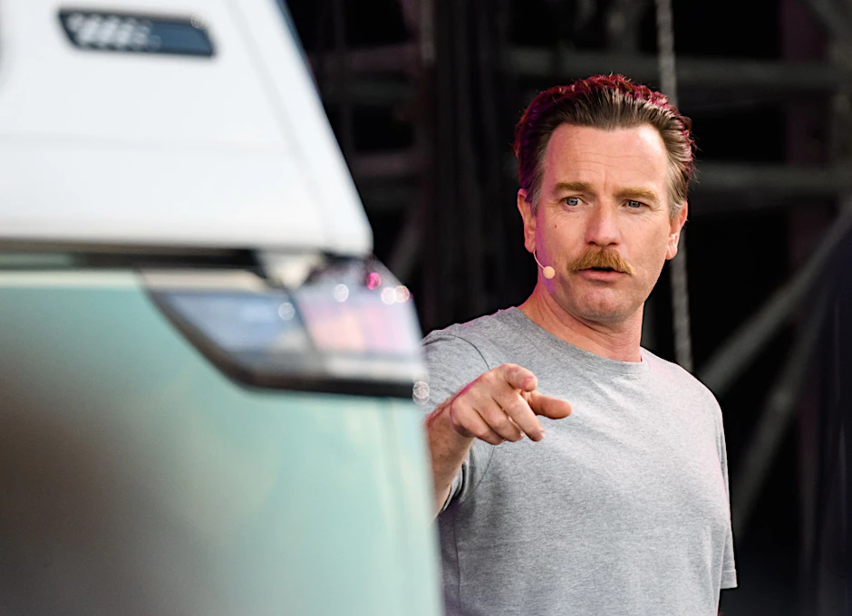ARCHIV - Schauspieler Ewan McGregor zählt zu den Männern, die sich wieder an den Oberlippenbart trauen.  