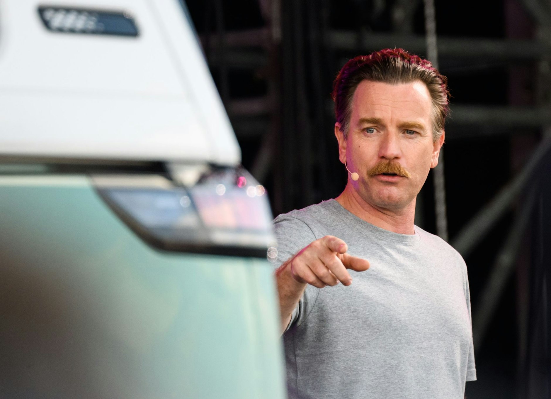 ARCHIV - Schauspieler Ewan McGregor zählt zu den Männern, die sich wieder an den Oberlippenbart trauen.  