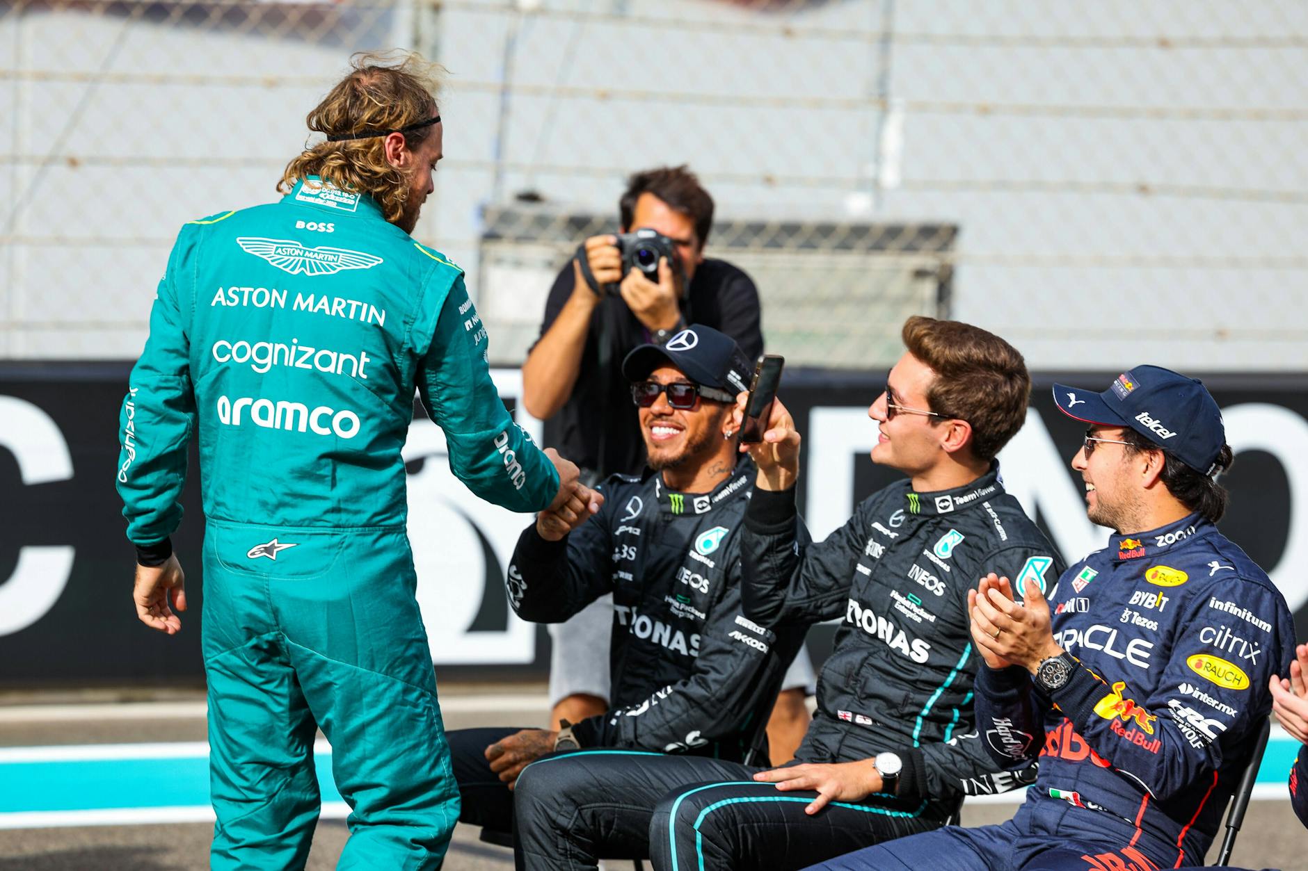 Wird sehnsüchtig von seinen Kollegen zurückerwartet: Sebastian Vettel (l., 36) kokettiert mit einer Rückkehr in die Formel 1.