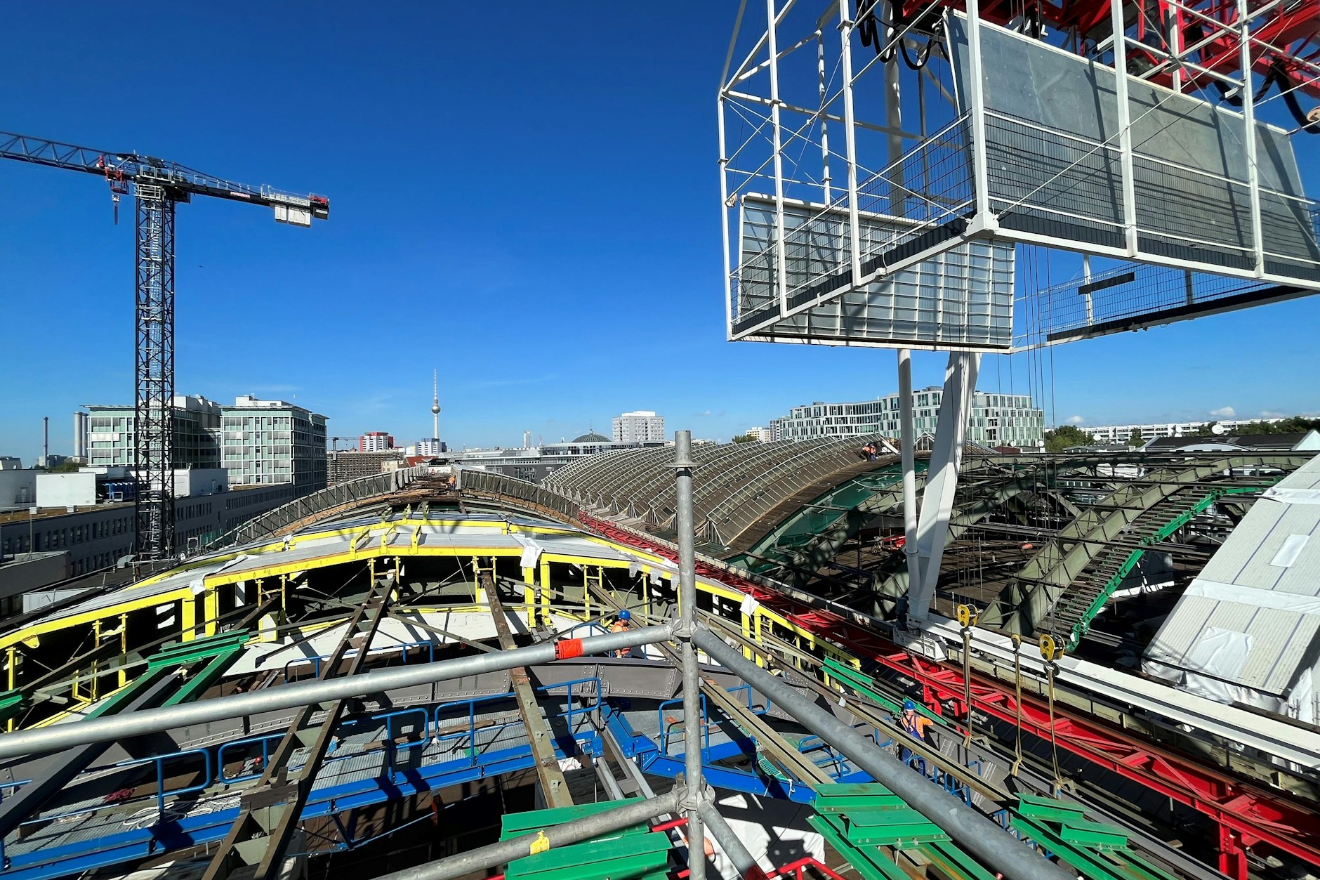 Der Ostbahnhof in Friedrichshain erhält bis 2025 neue Gleishallen. Ein Blick von oben.