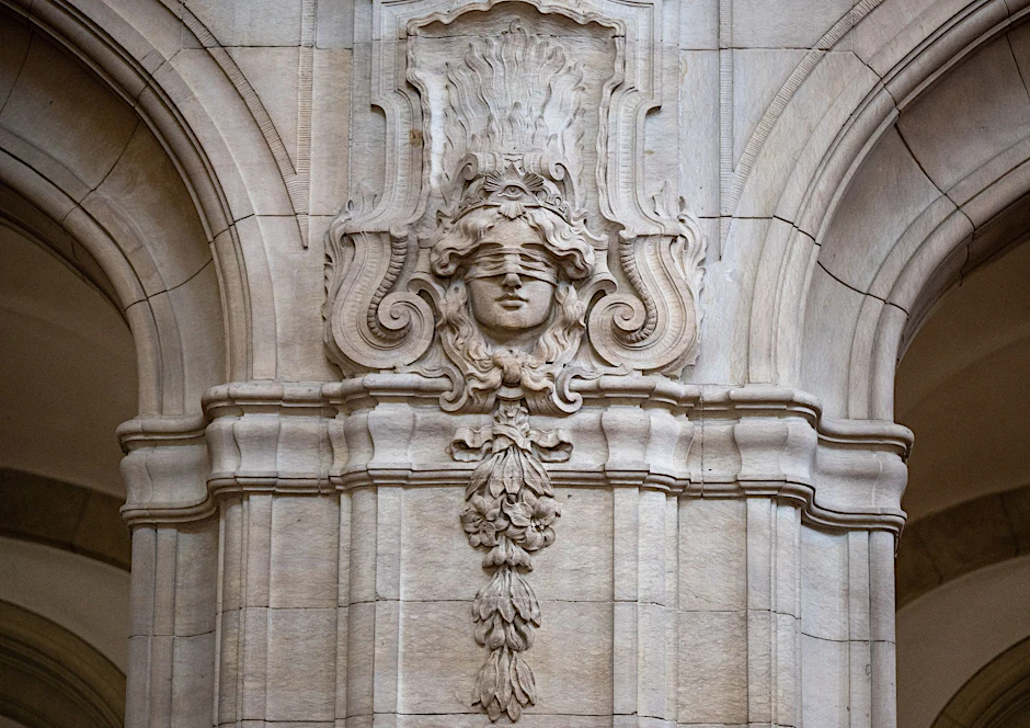 ARCHIV - Ein Relief mit der Abbildung der Justitia an einer Säule in der Eingangshalle im Kriminalgericht Moabit.  d