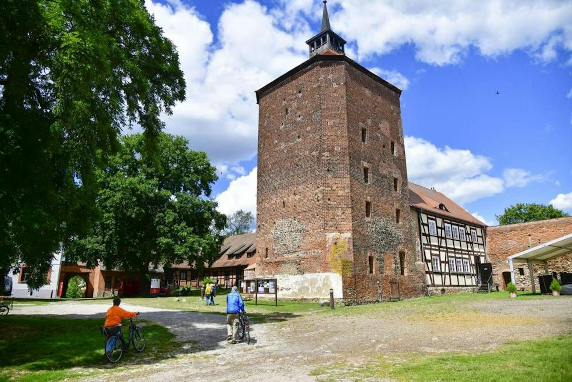 In der Burg Beskow findet eine Ausstellung zum Thema Kolonialismus statt.