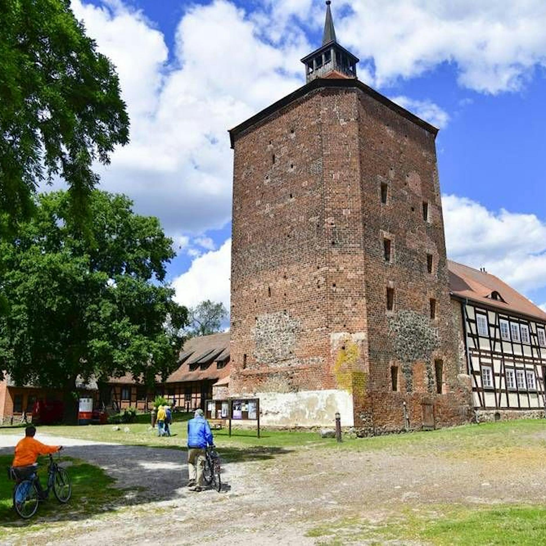 Burg Beeskow: Ausstellung hinterfragt Deutschlands koloniale Geschichte