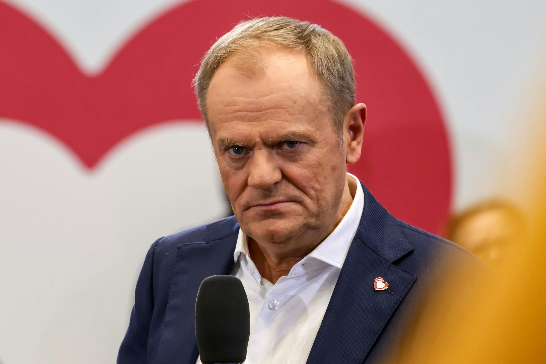 Polens Ministerpräsident Donald Tusk kritisiert Israel nach der Tötung eines Polen im Gazastreifen.