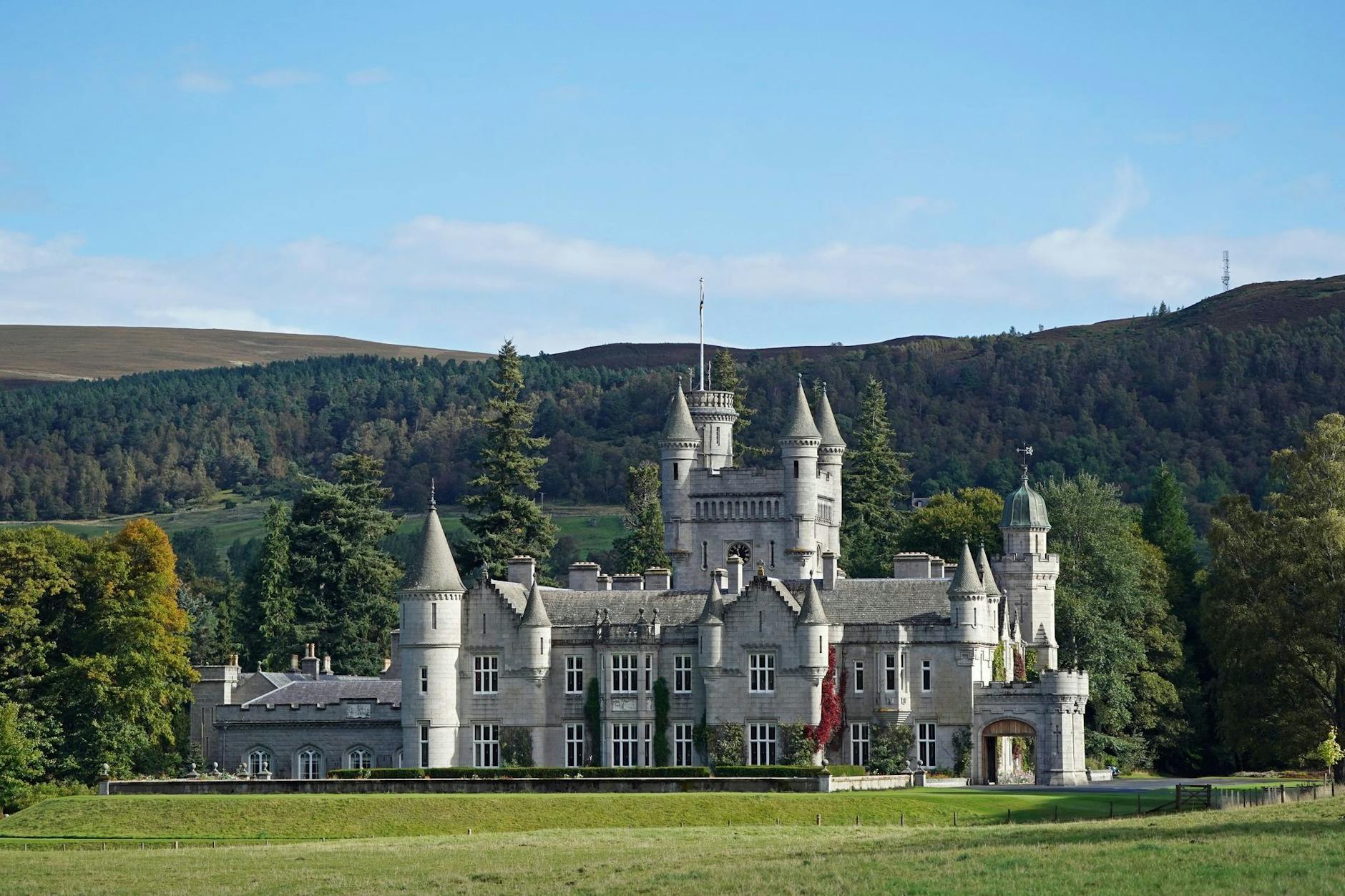 Balmoral Castle ist eine der Residenzen der königlichen Familie, in der Königin Elizabeth II. traditionell die Sommermonate verbrachte.