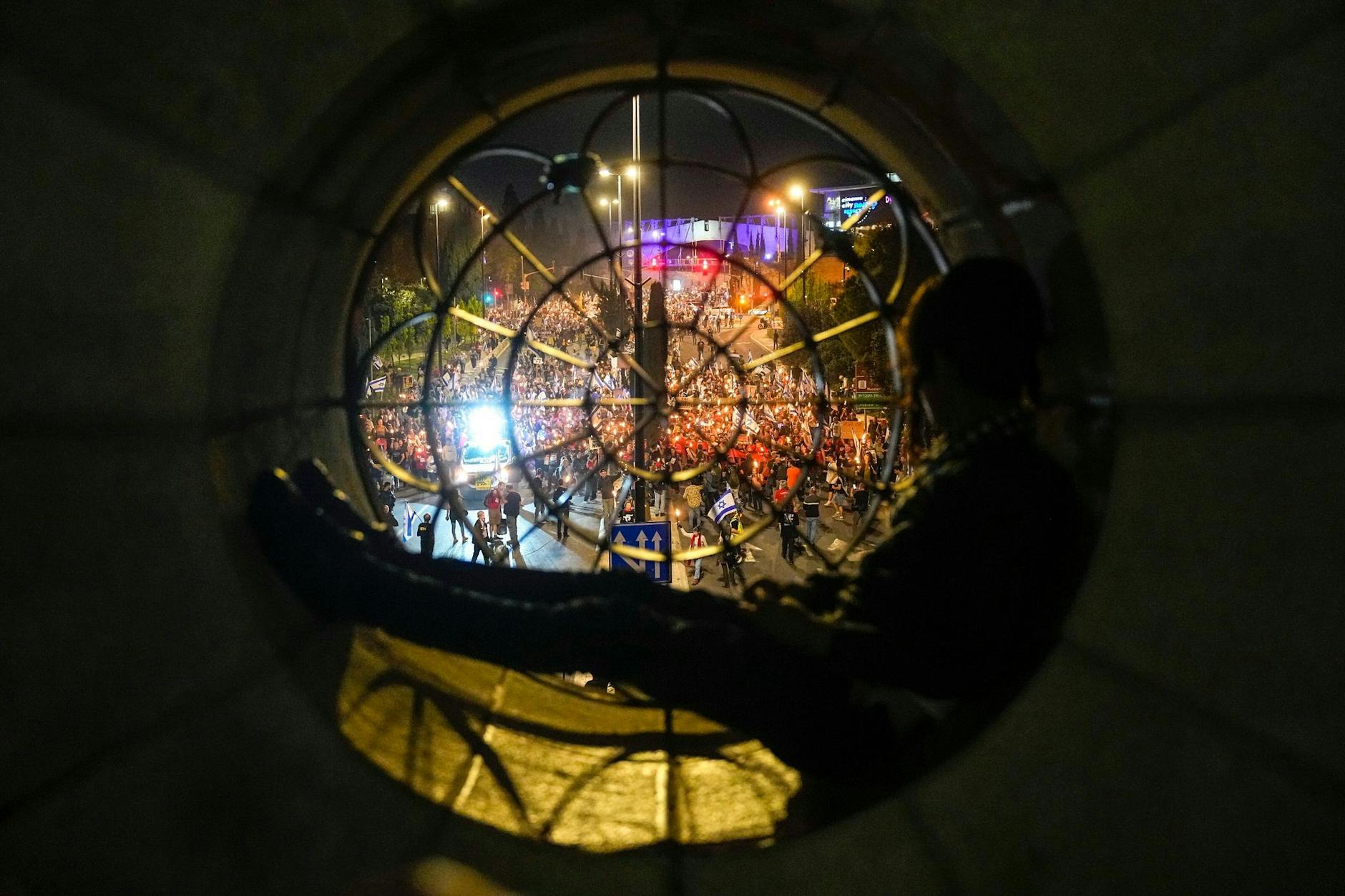 Blick aus dem Fenster: Tausende Israelis haben den vierten Tag in Folge gegen die Regierung und für ein Abkommen zur Freilassung der im Gazastreifen festgehaltenen Geiseln protestiert.