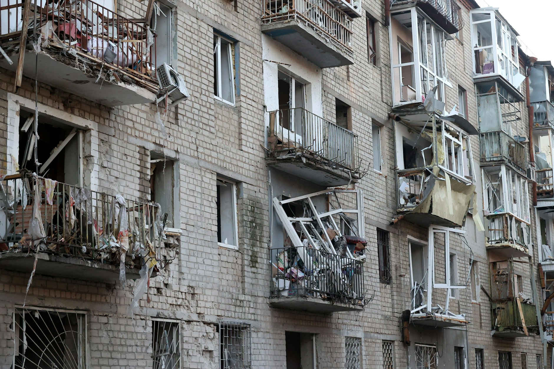 Ein Wohnhaus in Charkiw, das kürzlich bei einem Luftangriff zerstört wurde