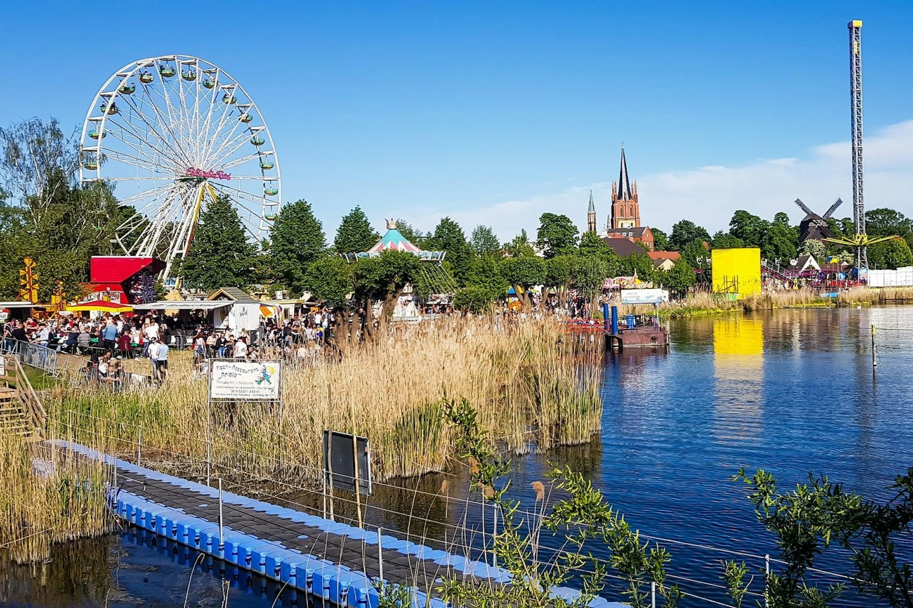  Ein Riesenrad dreht sich auf dem Baumblütenfest. 