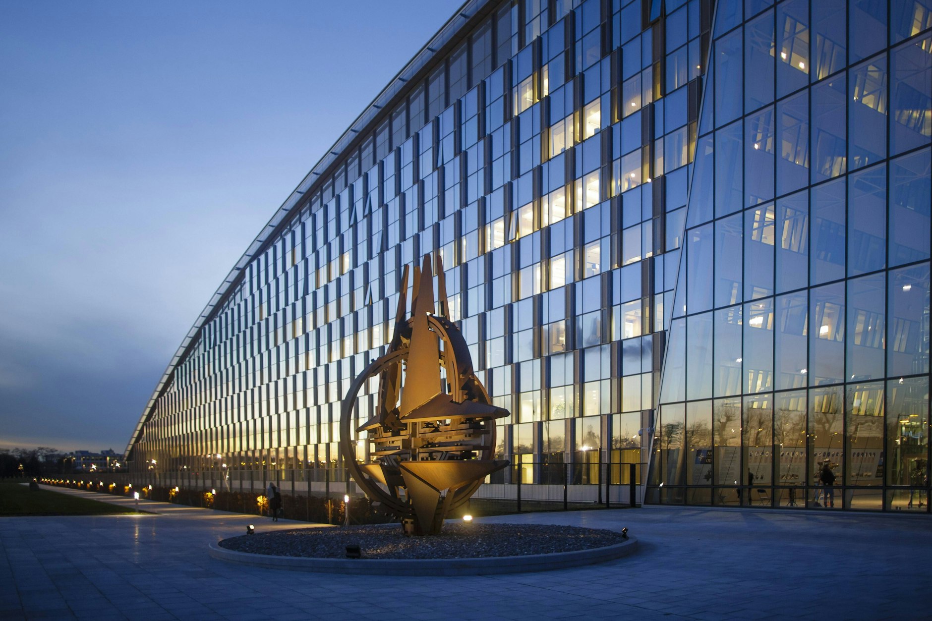 Nato-Hauptquartier zur Blauen Stunde in Brüssel