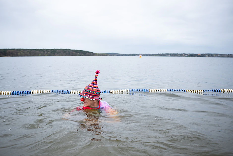 ARCHIV - Klaus Dieter schwimmt zum Start der Badesaison im Strandbad Wannsee im Wasser.  