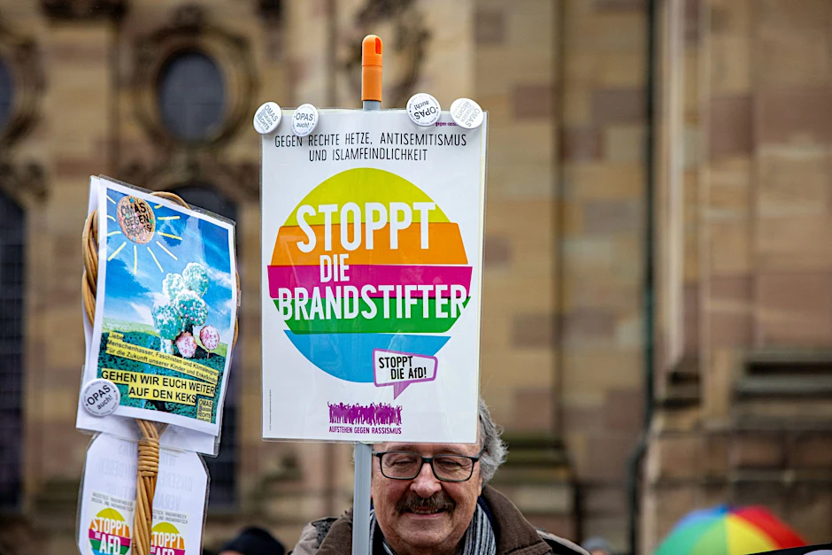 ARCHIV - Die AfD war für viele Demonstranten Protestziel Nummer eins.  