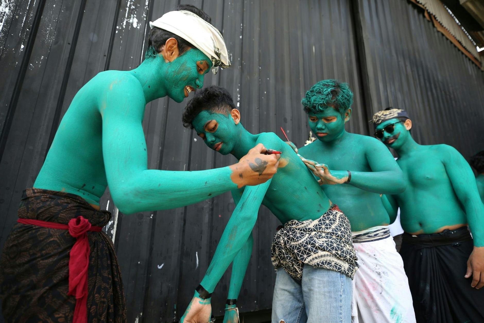 Zum Schutz vor bösen Geistern und um ihrem Dorf Glück zu bringen, bemalen Teilnehmer des hinduistischen Rituals «Ngerebeg» in Bali ihre Körper. Anschließend ziehen sie gemeinsam durch die Straßen.