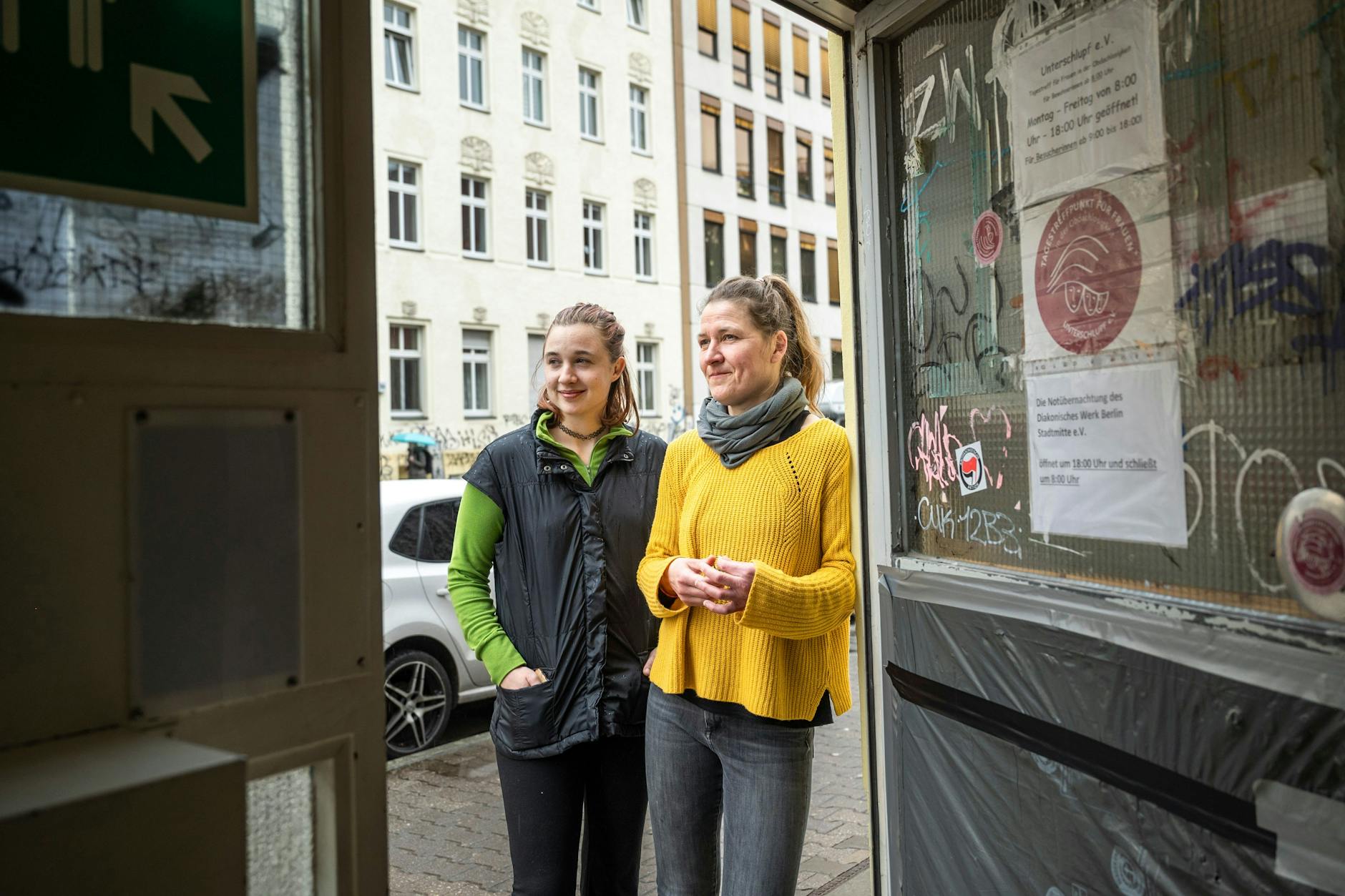 Marit Heinisch und Lena Siever (l.) vom Unterschlupf e.V. Obdachlosenhilfe in der Wrangelstraße in Kreuzberg.