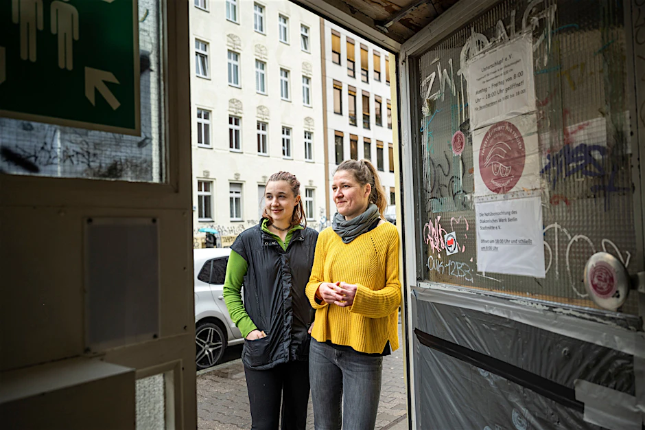 Marit Heinisch und Lena Siever (l.) vom Unterschlupf e.V. Obdachlosenhilfe in der Wrangelstraße in Kreuzberg.