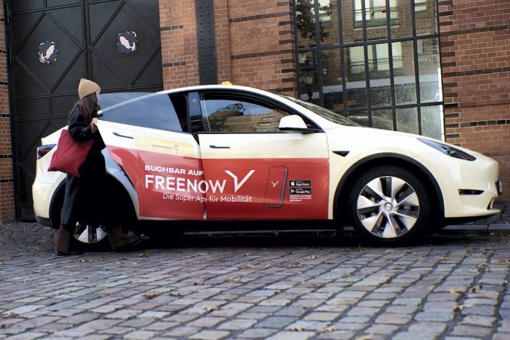 Einsteigen bitte! Dieses Taxi ist für Freenow unterwegs. Über die App kann man auch wie bei Uber und Bolt Mietwagen mit Fahrer buchen – allerdings nicht mehr lange.