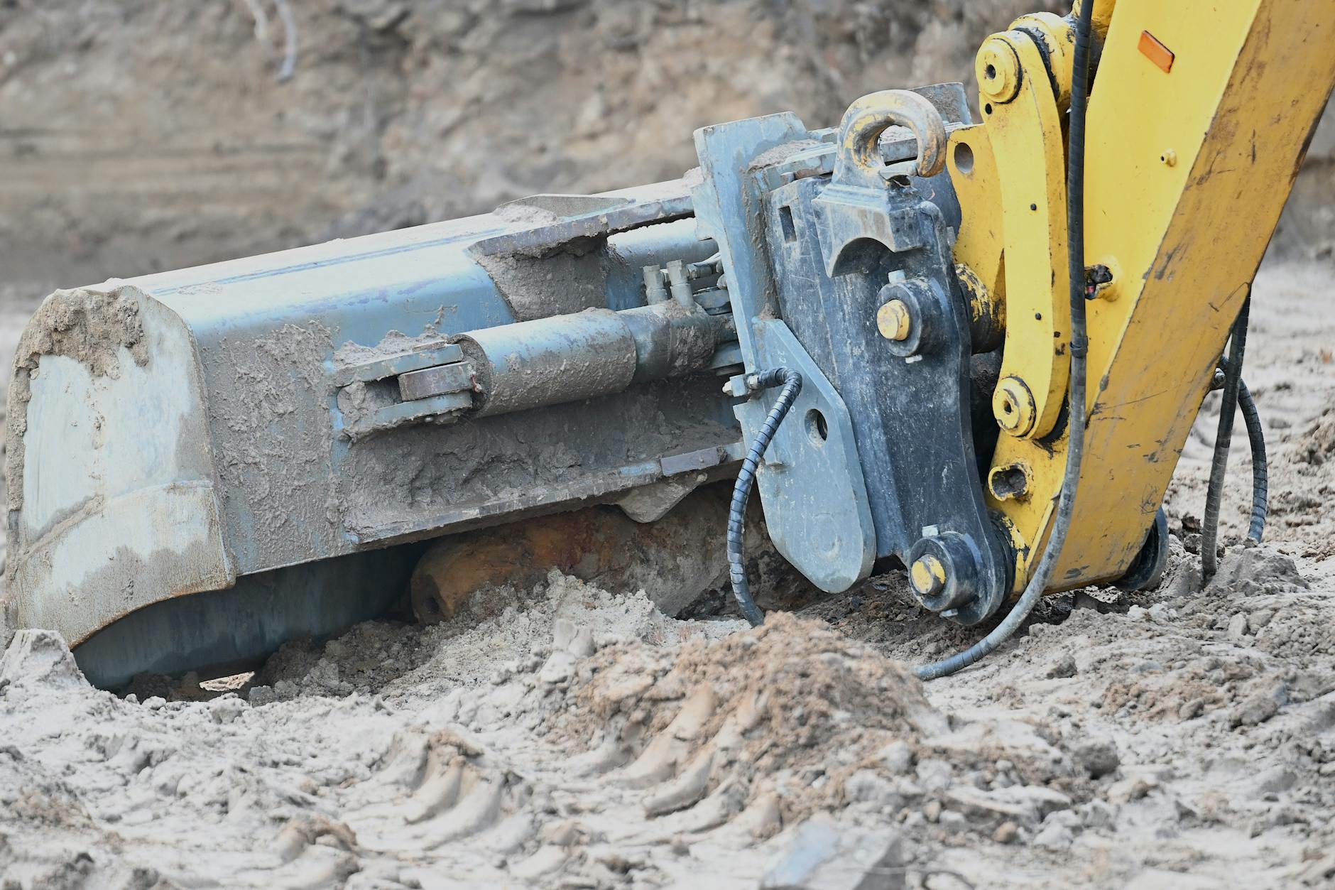 Unter der Schaufel des Baggers befindet sich die Weltkriegsbombe.