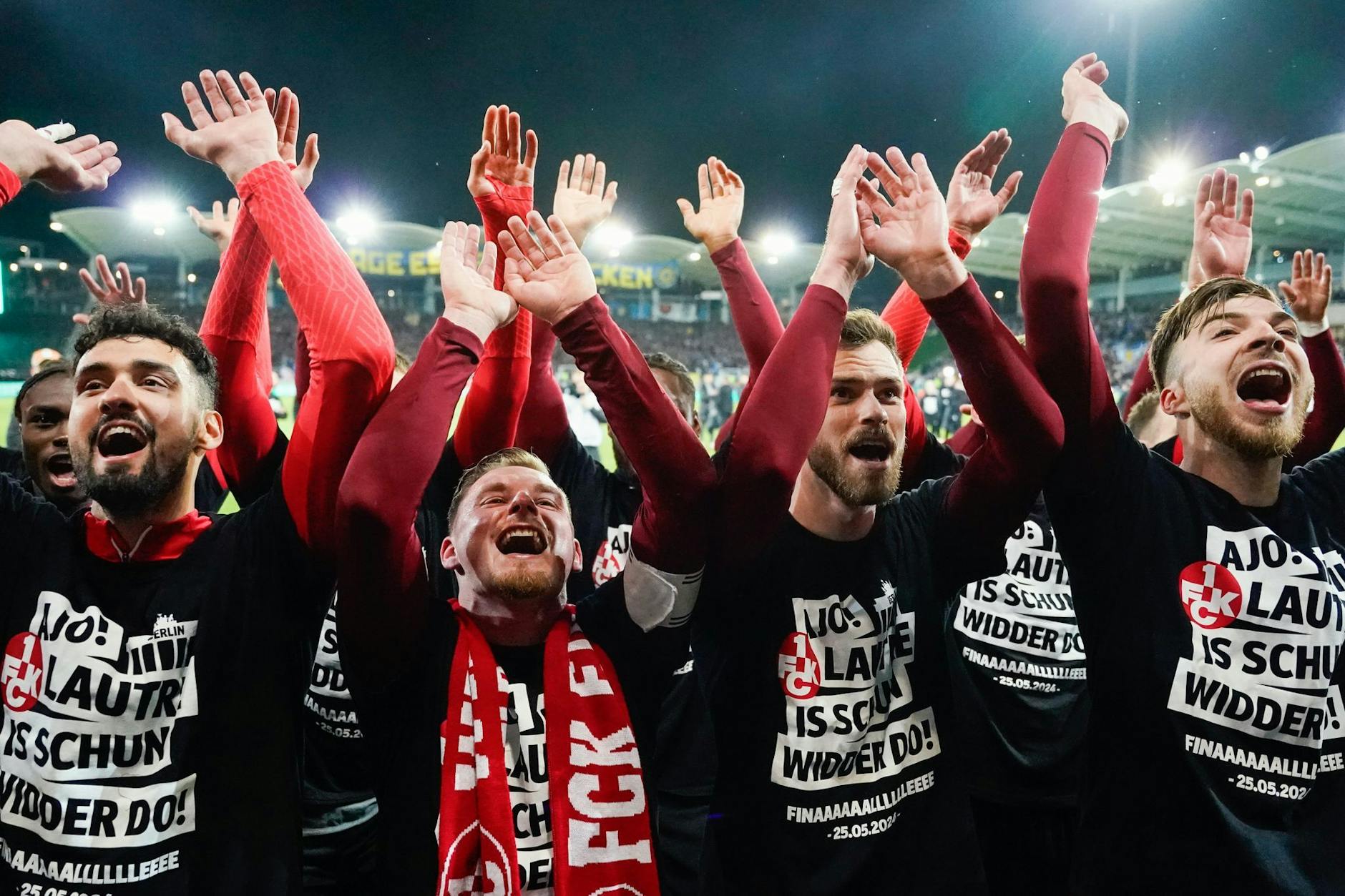 Der 1. FC Kaiserslautern hat den sensationellen Durchmarsch des 1. FC Saarbrücken im DFB-Pokal gestoppt. Der vom Abstieg bedrohte Zweitligist setzte sich im Halbfinale mit 2:0 durch und zieht damit zum achten Mal in der Vereinsgeschichte in das Endspiel ein.