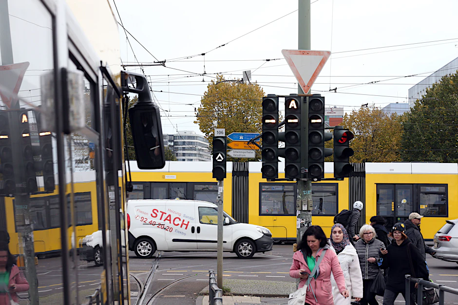 Kreuzung Landsberger Allee/Petersburger Straße in Berlin: Hier ist immer viel los. Jetzt soll die Petersburger Straße erneuert werden.&nbsp;