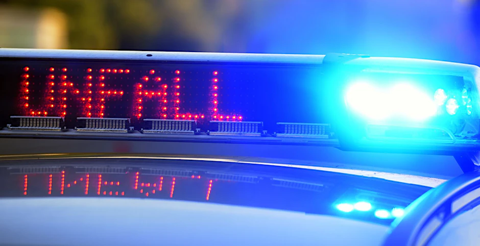 ARCHIV - Auf einem Polizeifahrzeug warnt eine Leuchtschrift vor einer Unfallstelle.  