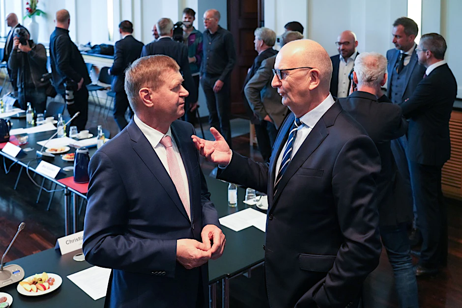ARCHIV - Dietmar Woidke (r, SPD) und Siegurd Heinze (l) unterhalten sich im Brandenburg-Saal der Staatskanzlei.  