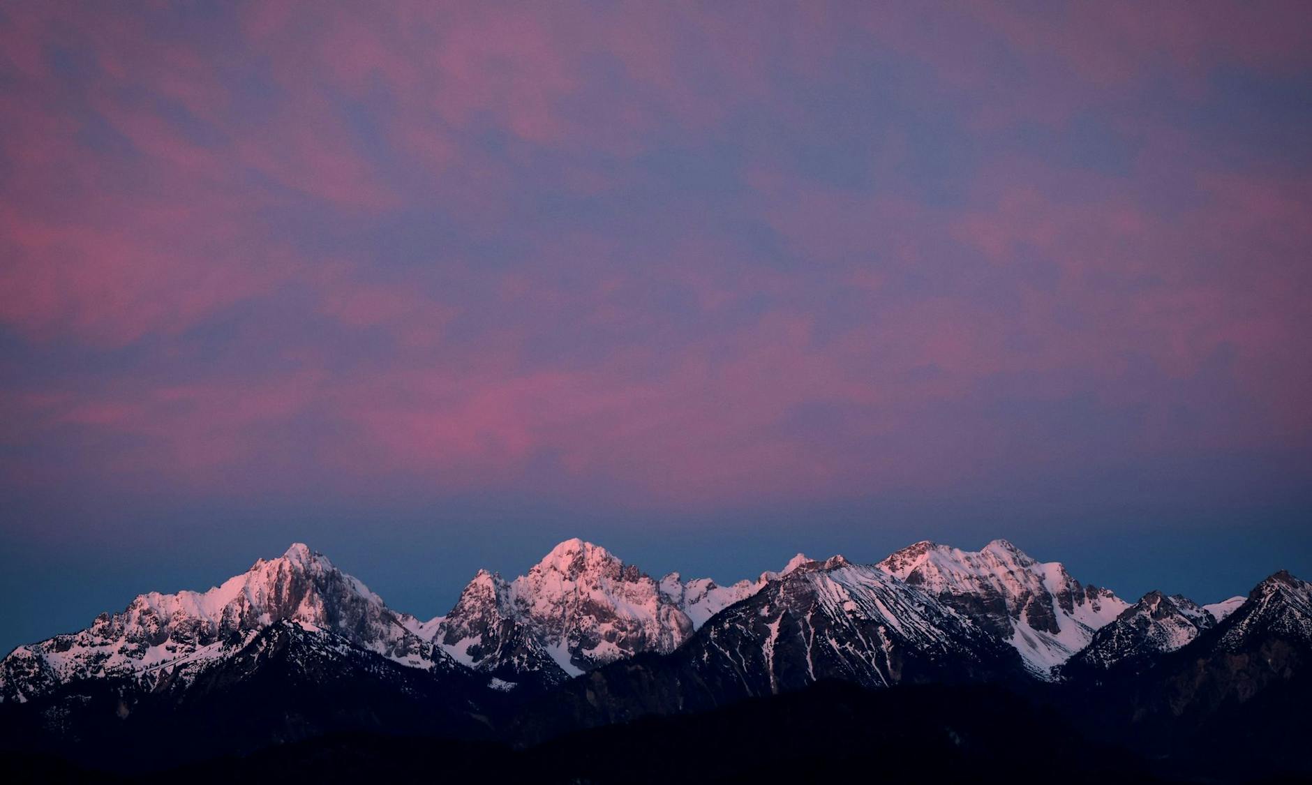 Bringt ein roter Himmel am Morgen über den Bergen im Allgäu wirklich schlechtes Wetter? Zumindest sorgt Tief Quilla heute für viel Regen und Wind in Deutschland.