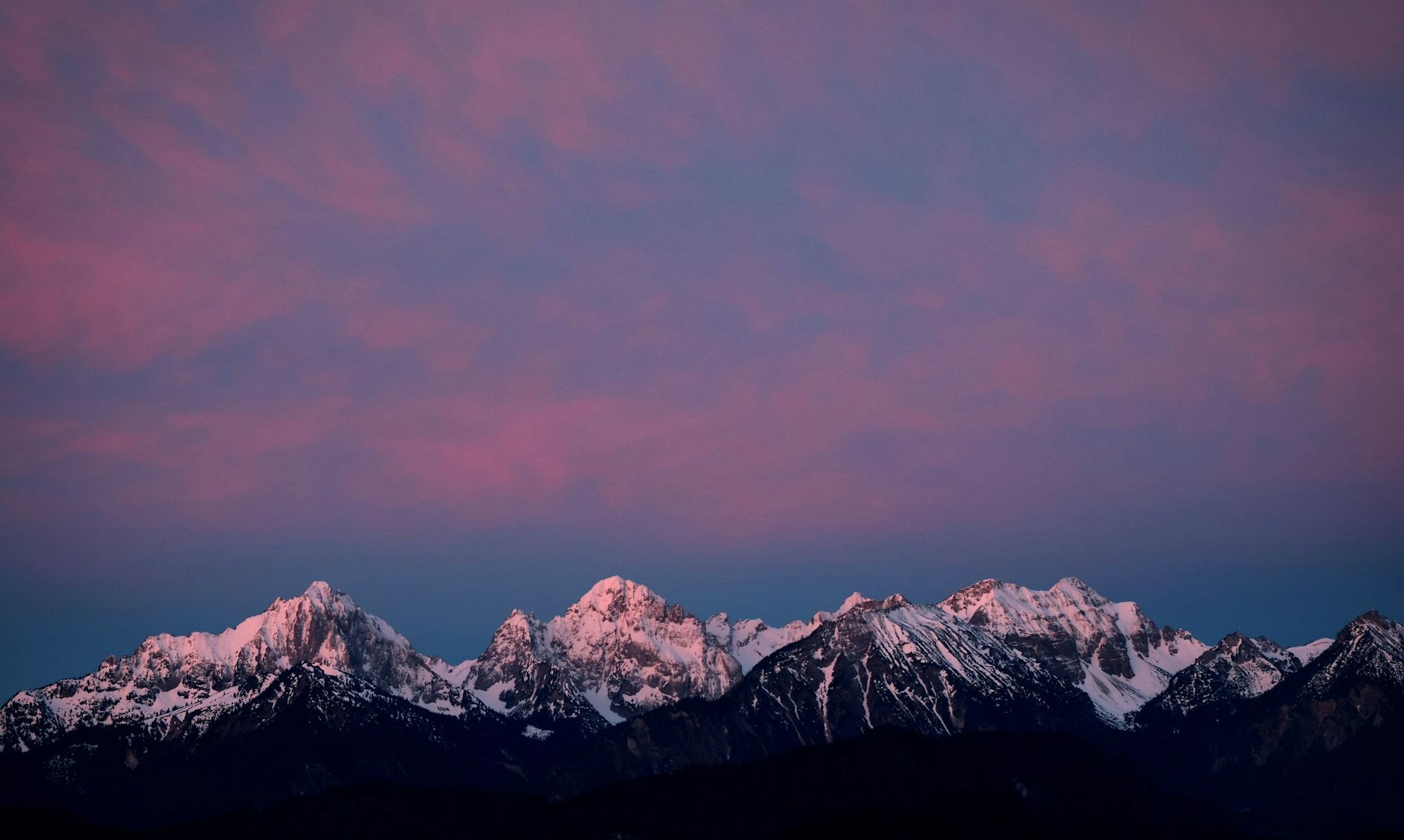 Bringt ein roter Himmel am Morgen über den Bergen im Allgäu wirklich schlechtes Wetter? Zumindest sorgt Tief Quilla heute für viel Regen und Wind in Deutschland.  
