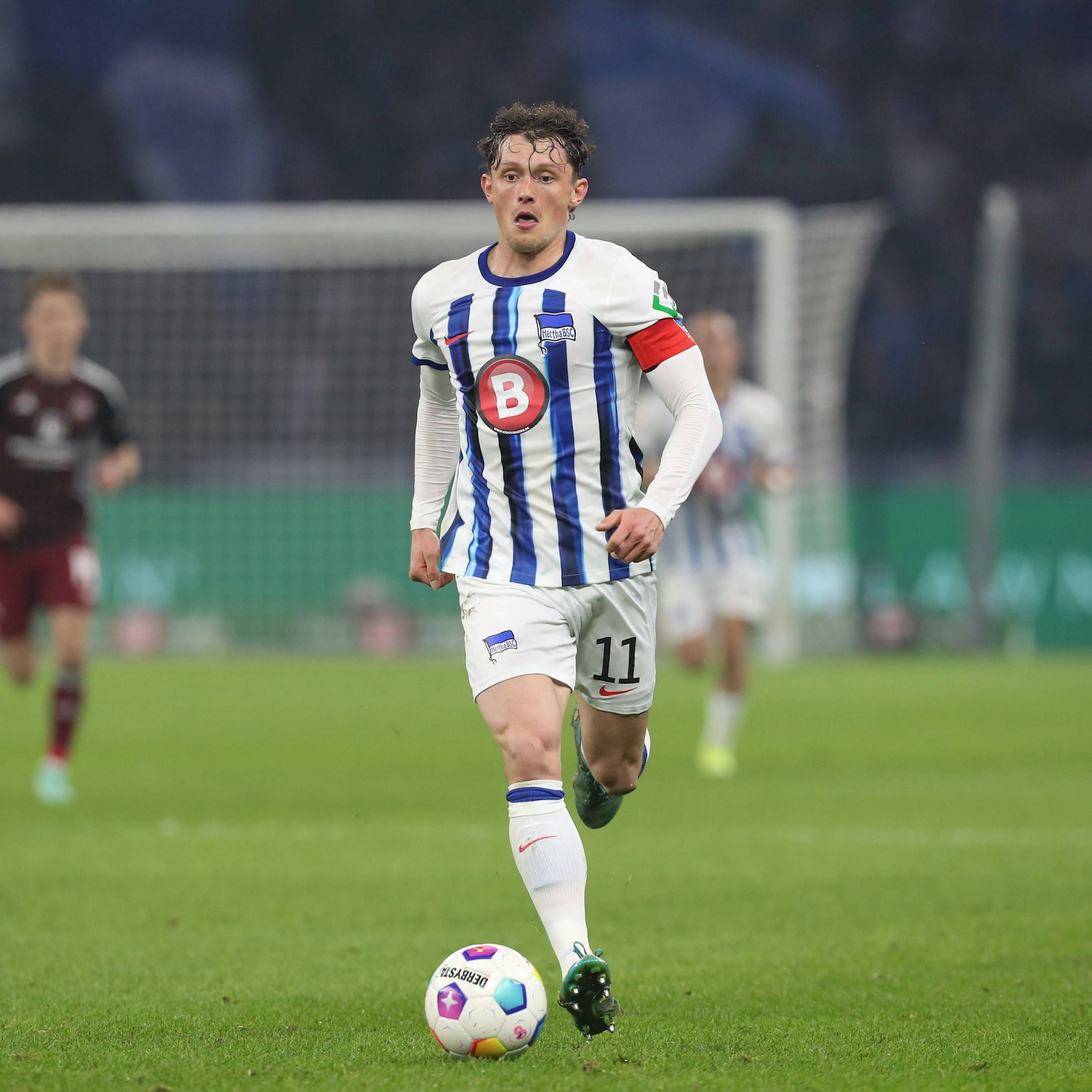 Herthas Fabian Reese bei einem dynamischen Lauf an der Seitenlinie. Insgesamt bereitete der Flügelflitzer 16 Liga-Tore vor.