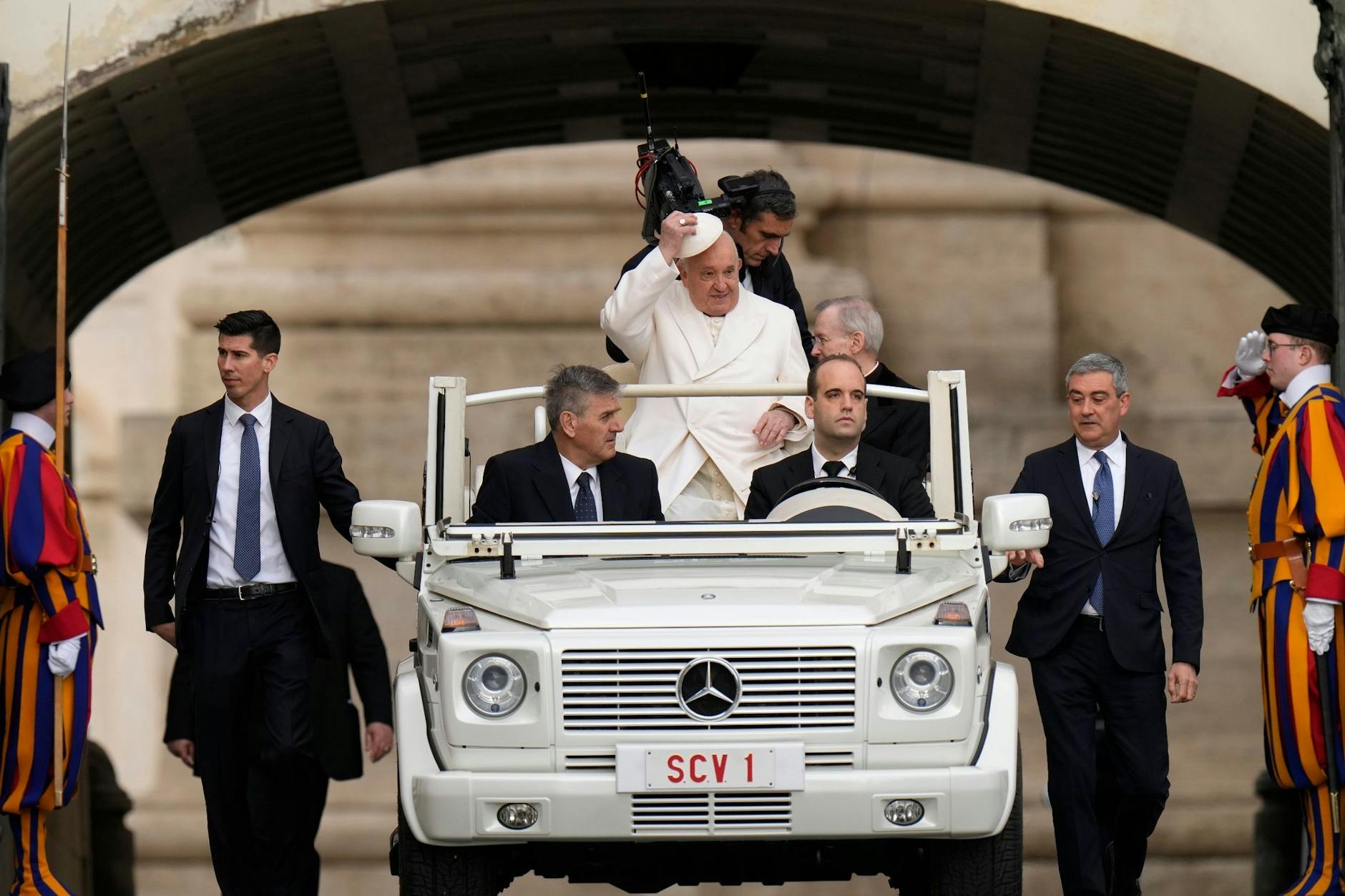 Obwohl der 87-jährige Papst Franziskus sogar während der Osterfeiertage aus gesundheitlichen Gründen kürzertreten musste, fällt seine wöchentliche Generalaudienz auf dem Petersplatz im Vatikan nicht aus.